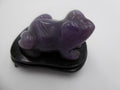 Grenouille en pierre violette sur socle
