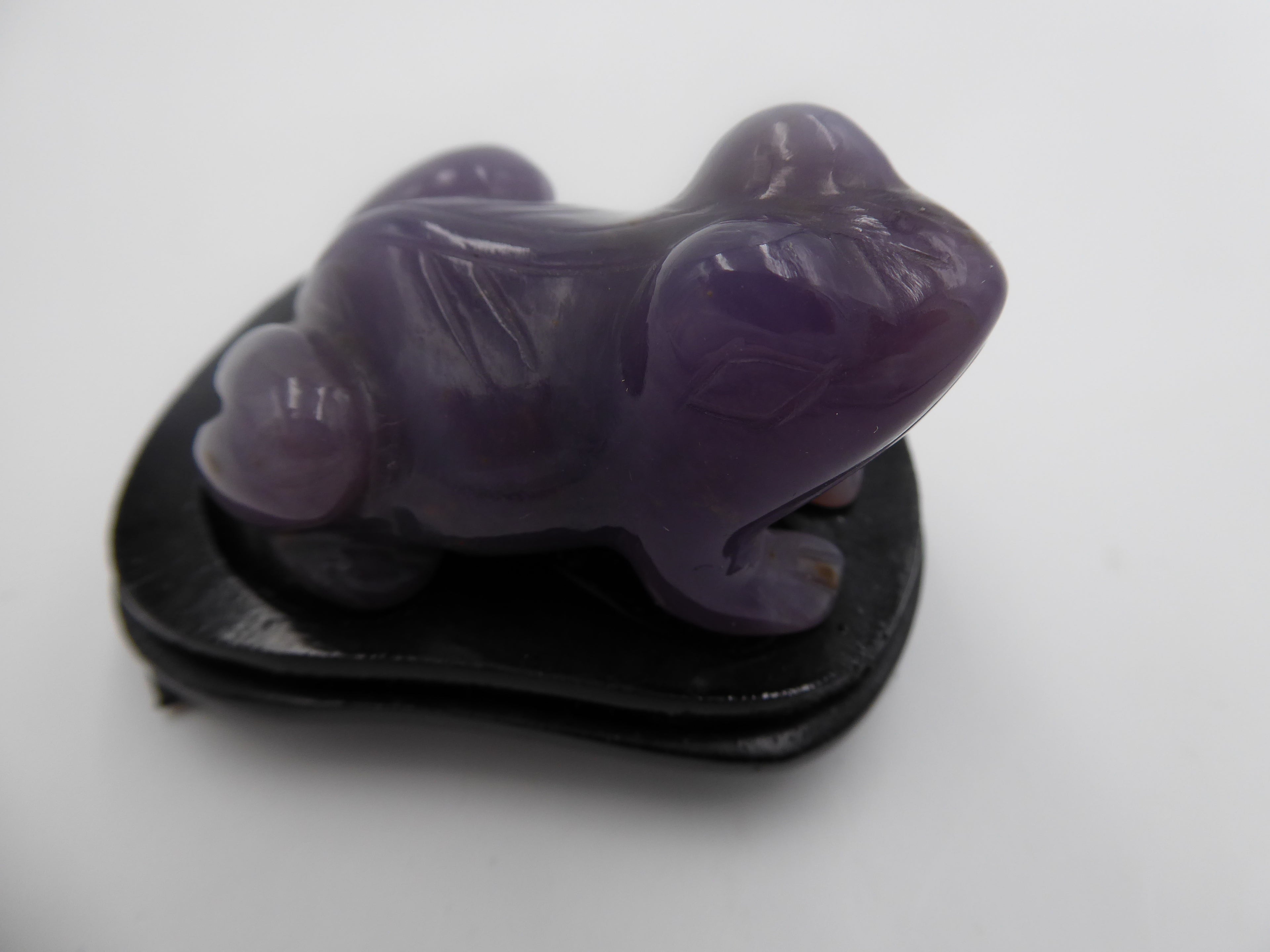 Grenouille en pierre violette sur socle