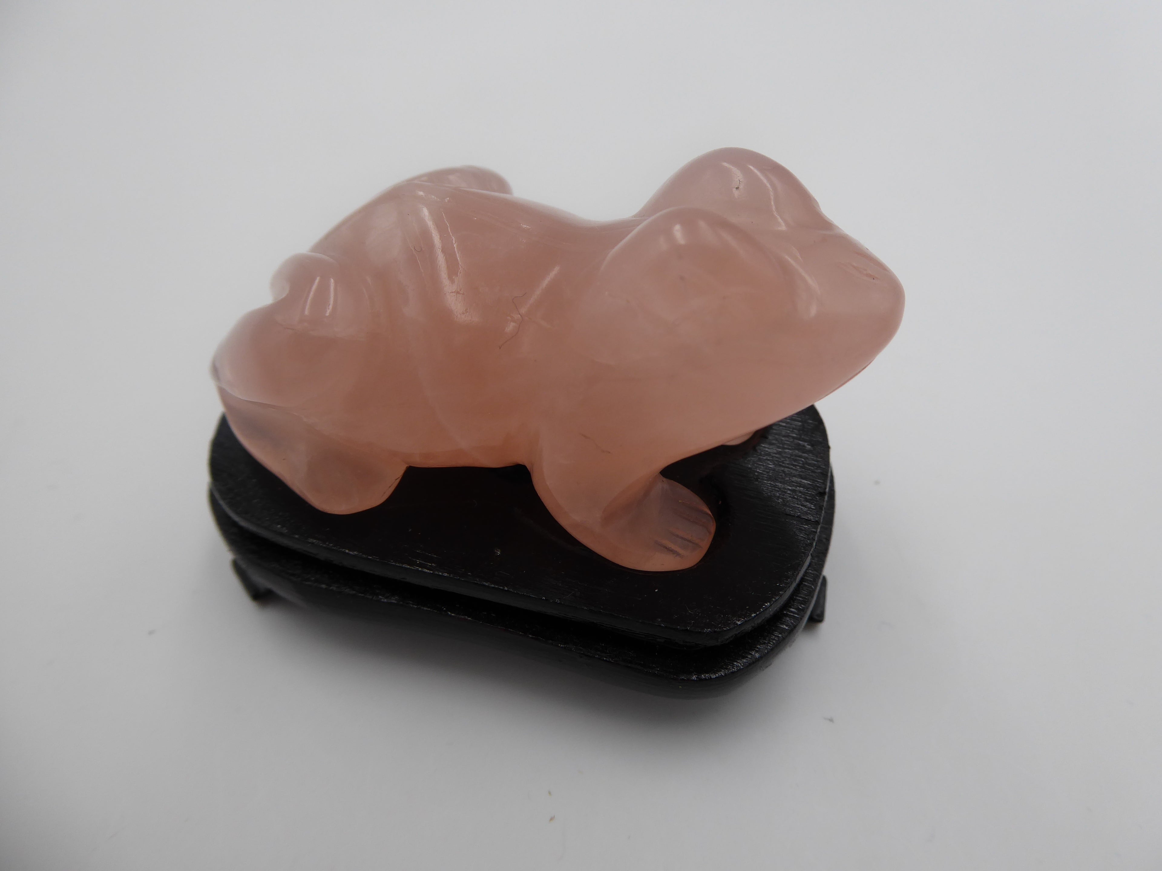 Grenouille en quartz rose sur soclé