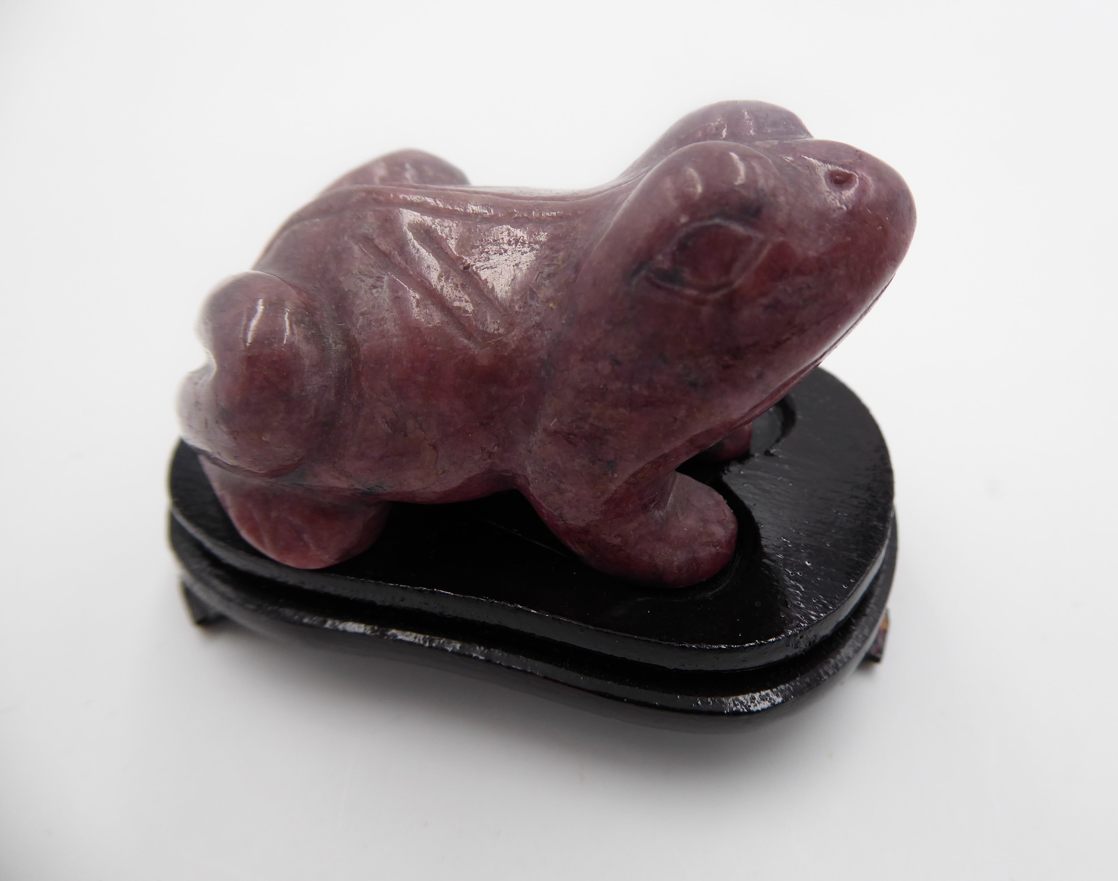 Grenouille en pierre marron sur socle