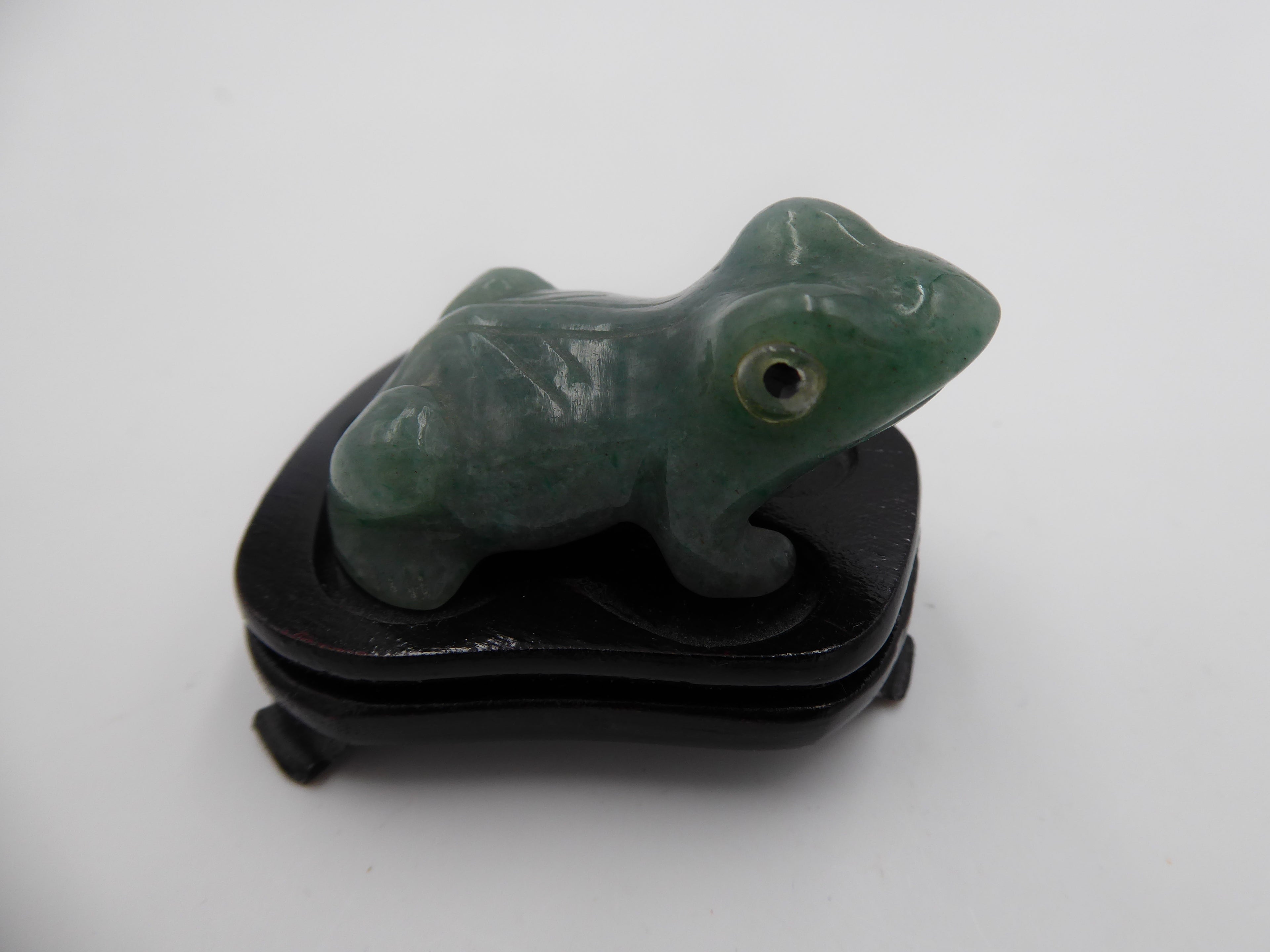 Bébé grenouille en aventurine sur socle