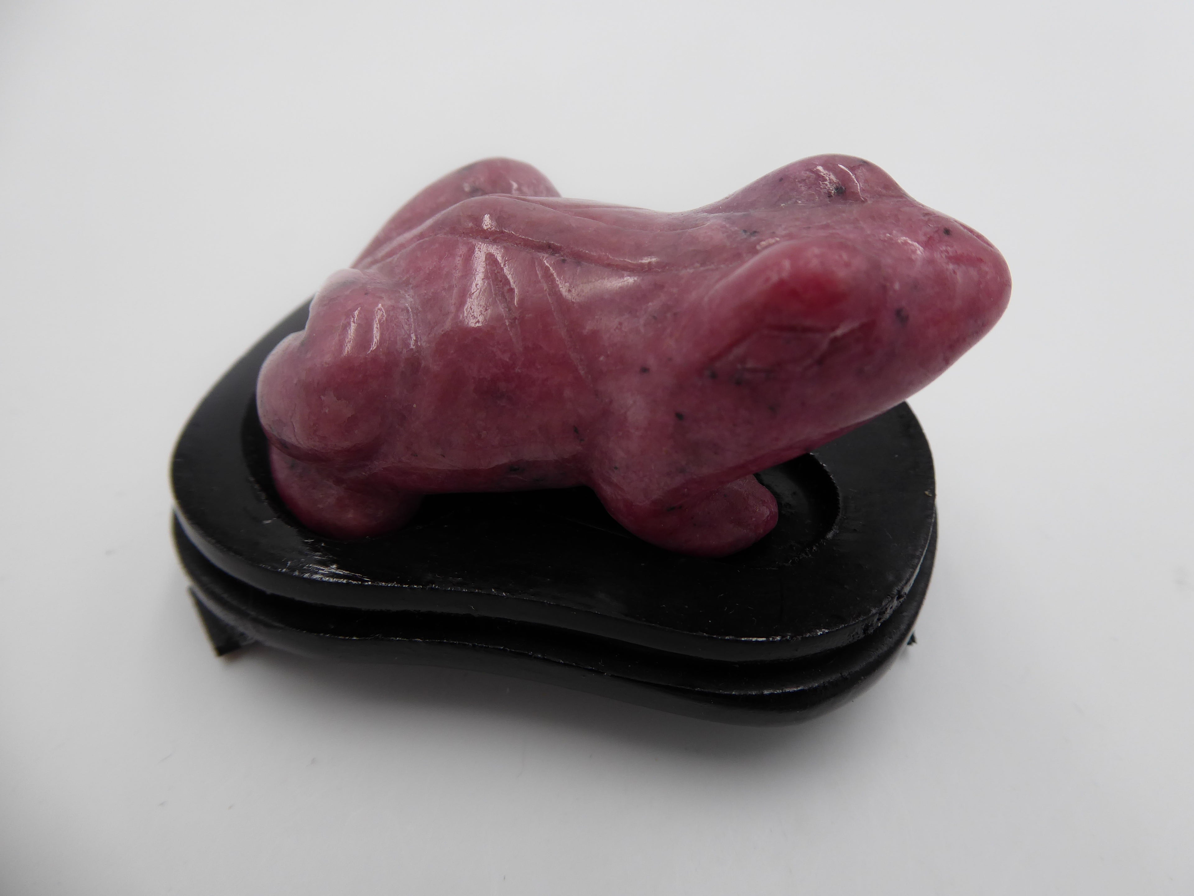 Grenouille en pierre rose tachetée sur socle