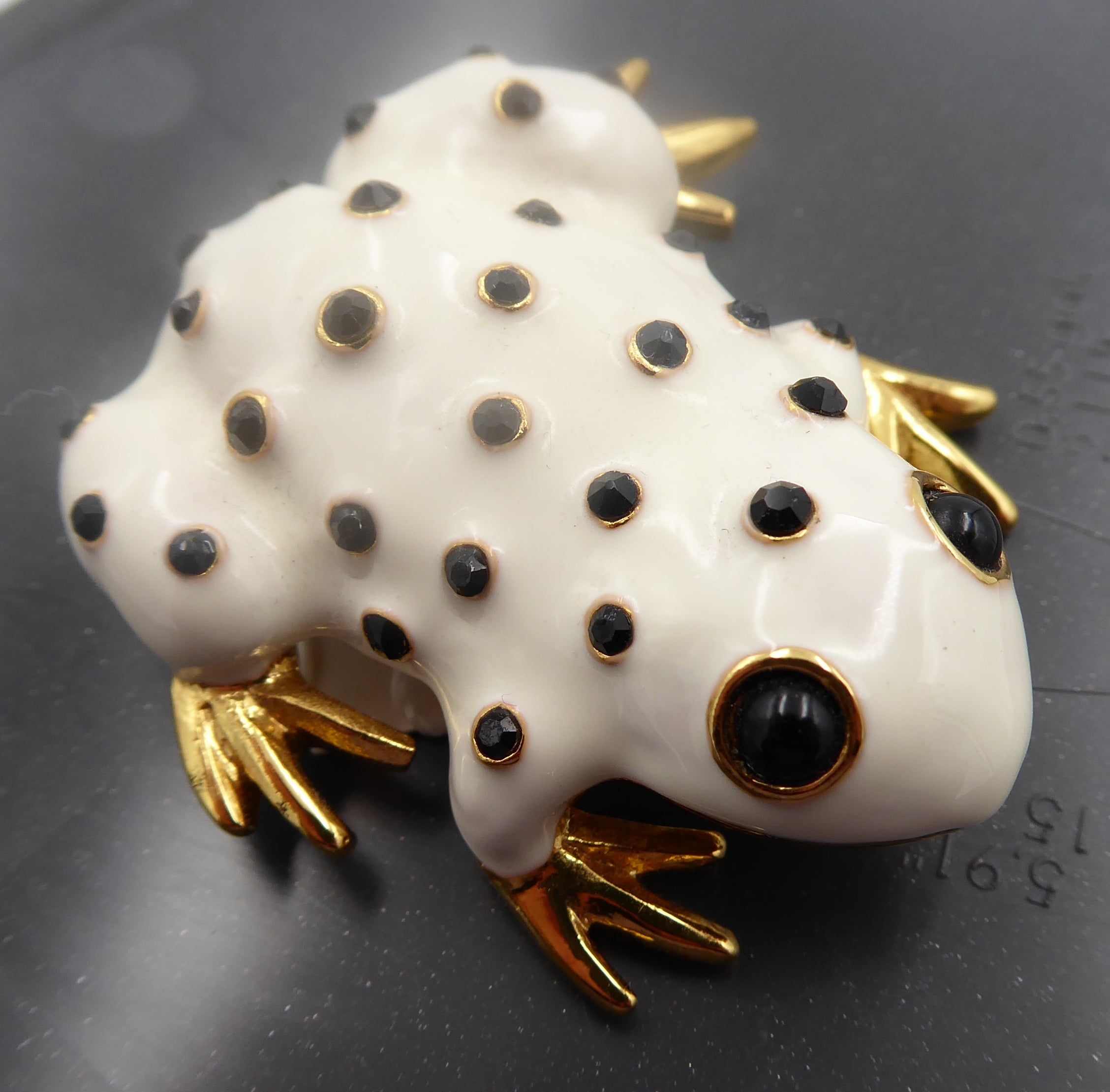 Broche en laiton vernis peinte en blanc tacheté noir - Achetée au METROPOLITAN MUSEUN NEW-YORK