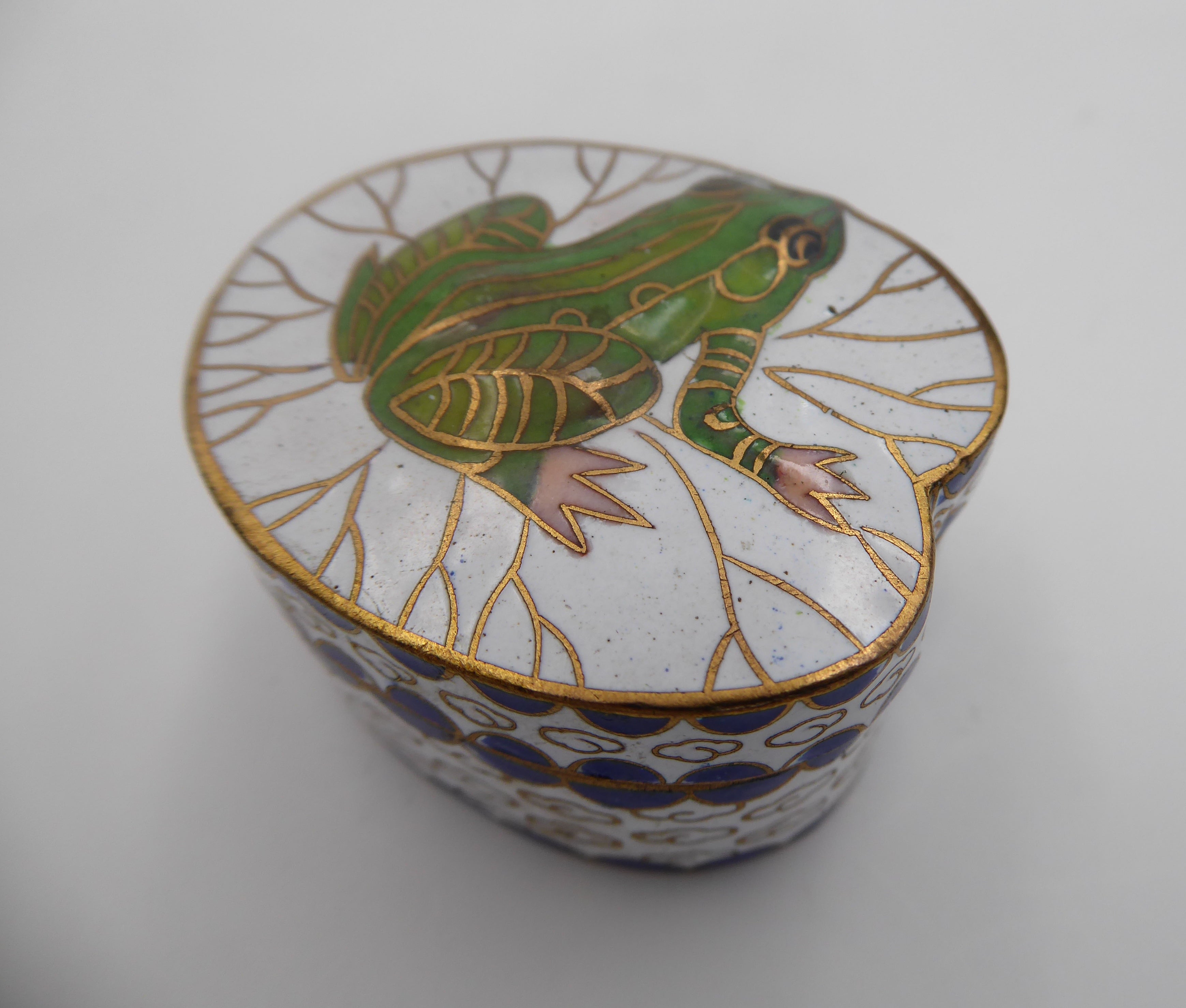 Ancienne petite boîte en laiton émaillé blanche - Décor grenouille superposée