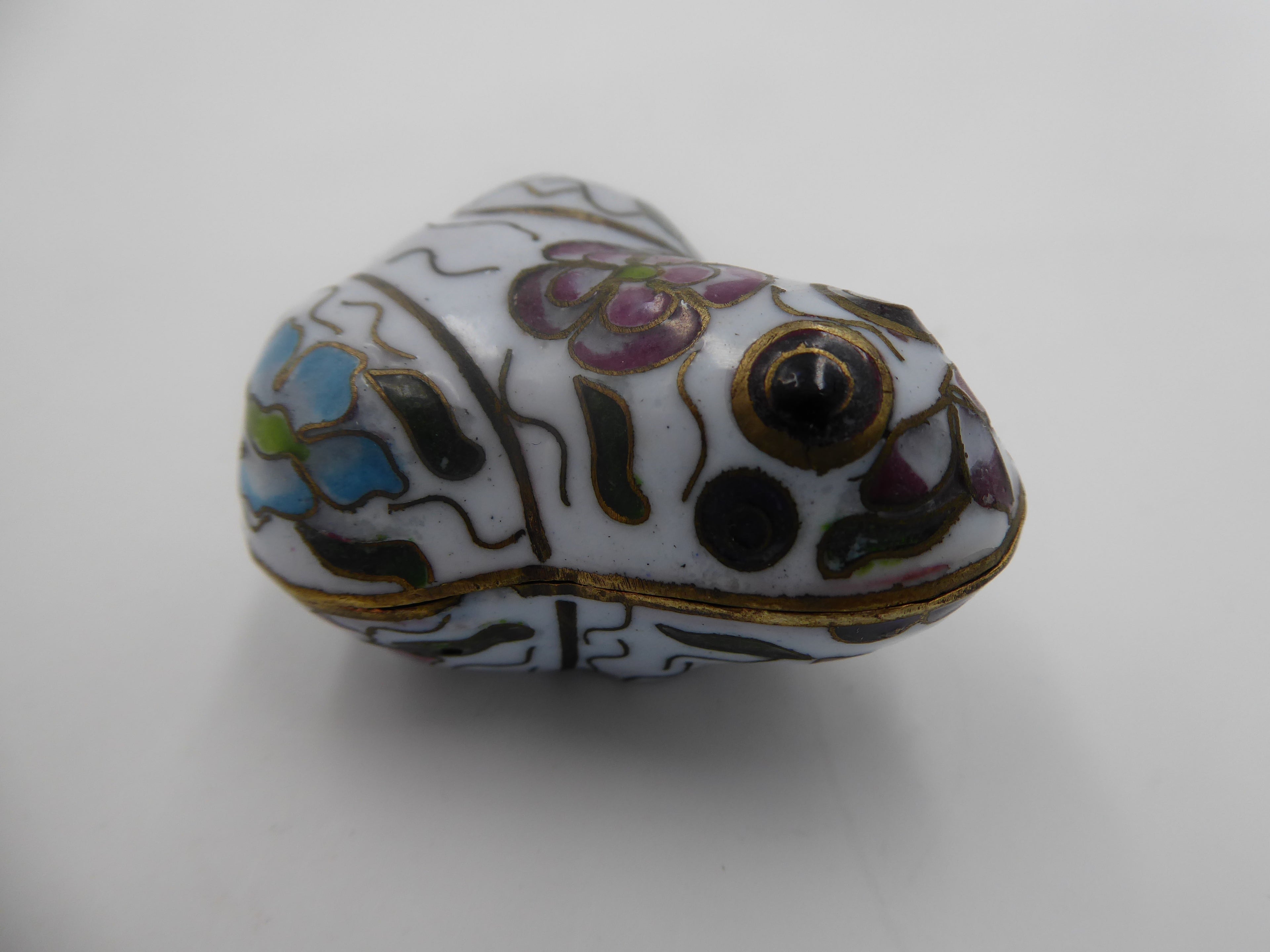 Grenouille en laiton émaillé blanc décor fleu