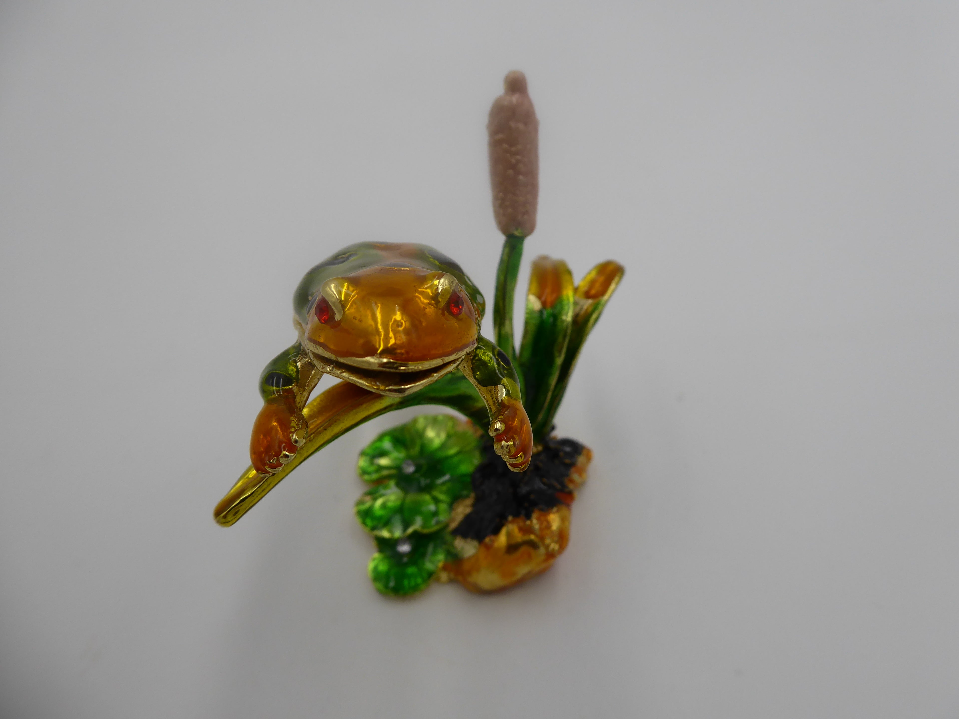 Travail en acier peint et vernis grenouille nénuphar et pierre
