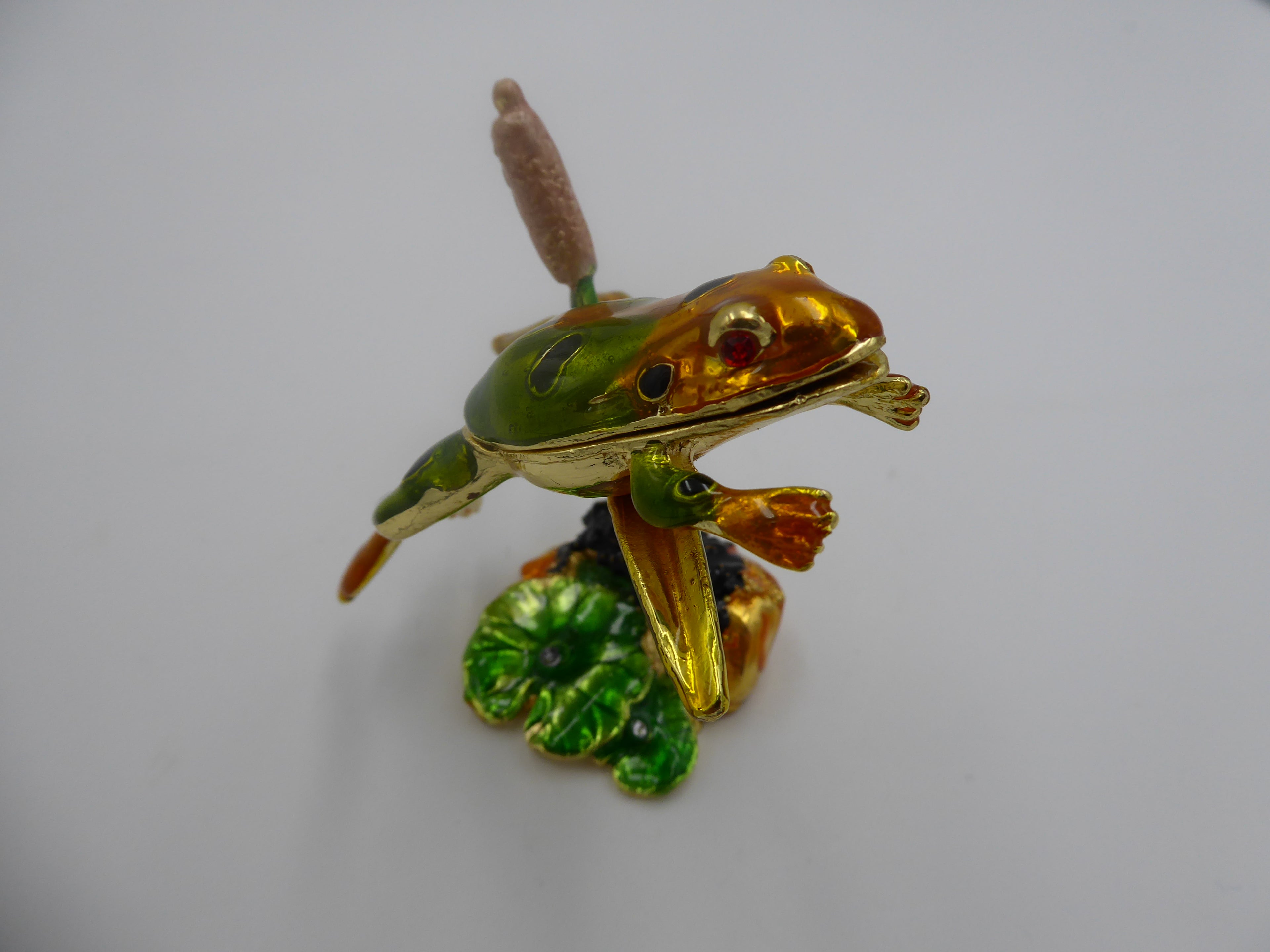 Travail en acier peint et vernis grenouille nénuphar et pierre