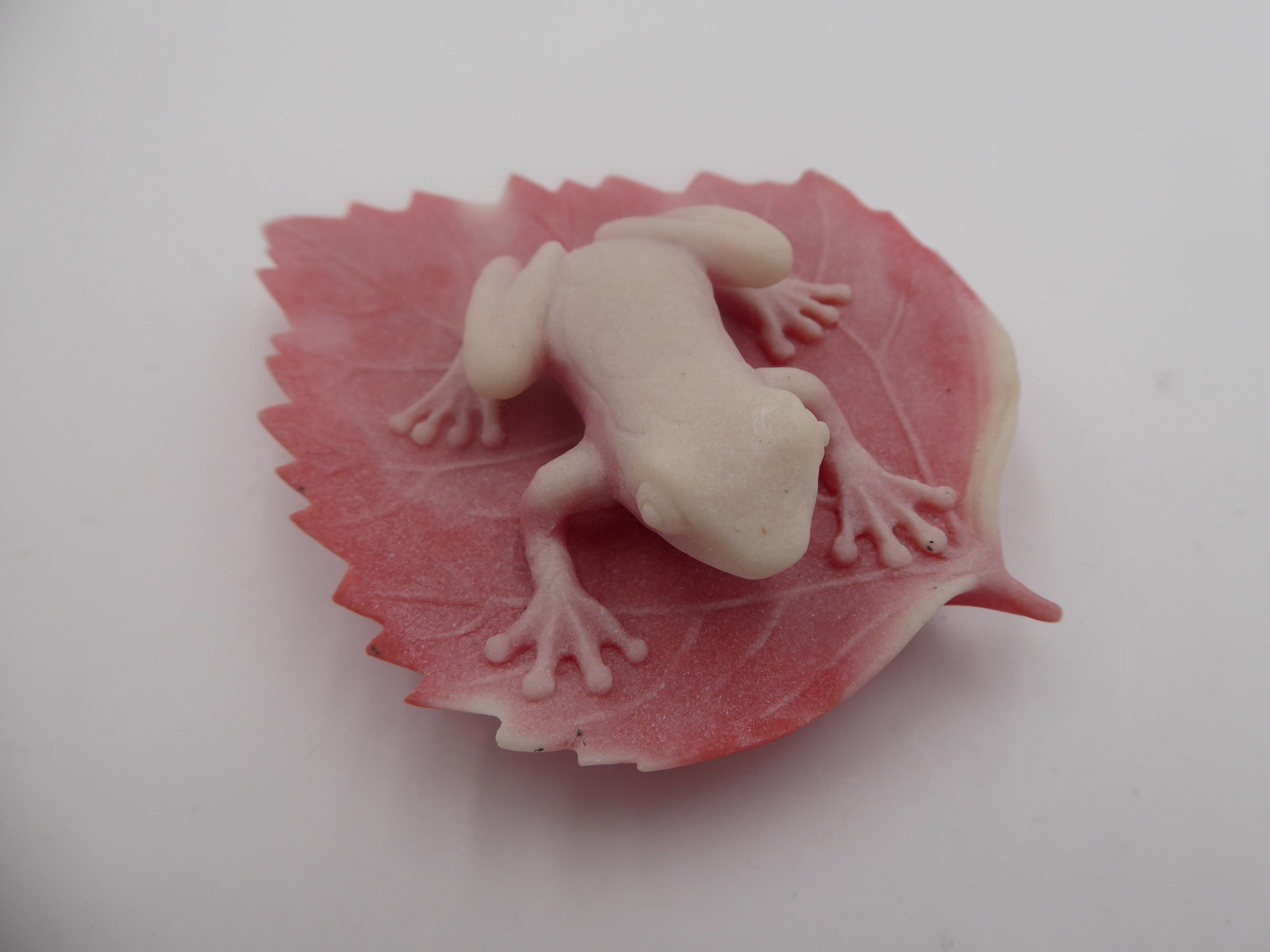 Grenouille sculpté en corail rose provenant des iles vierges