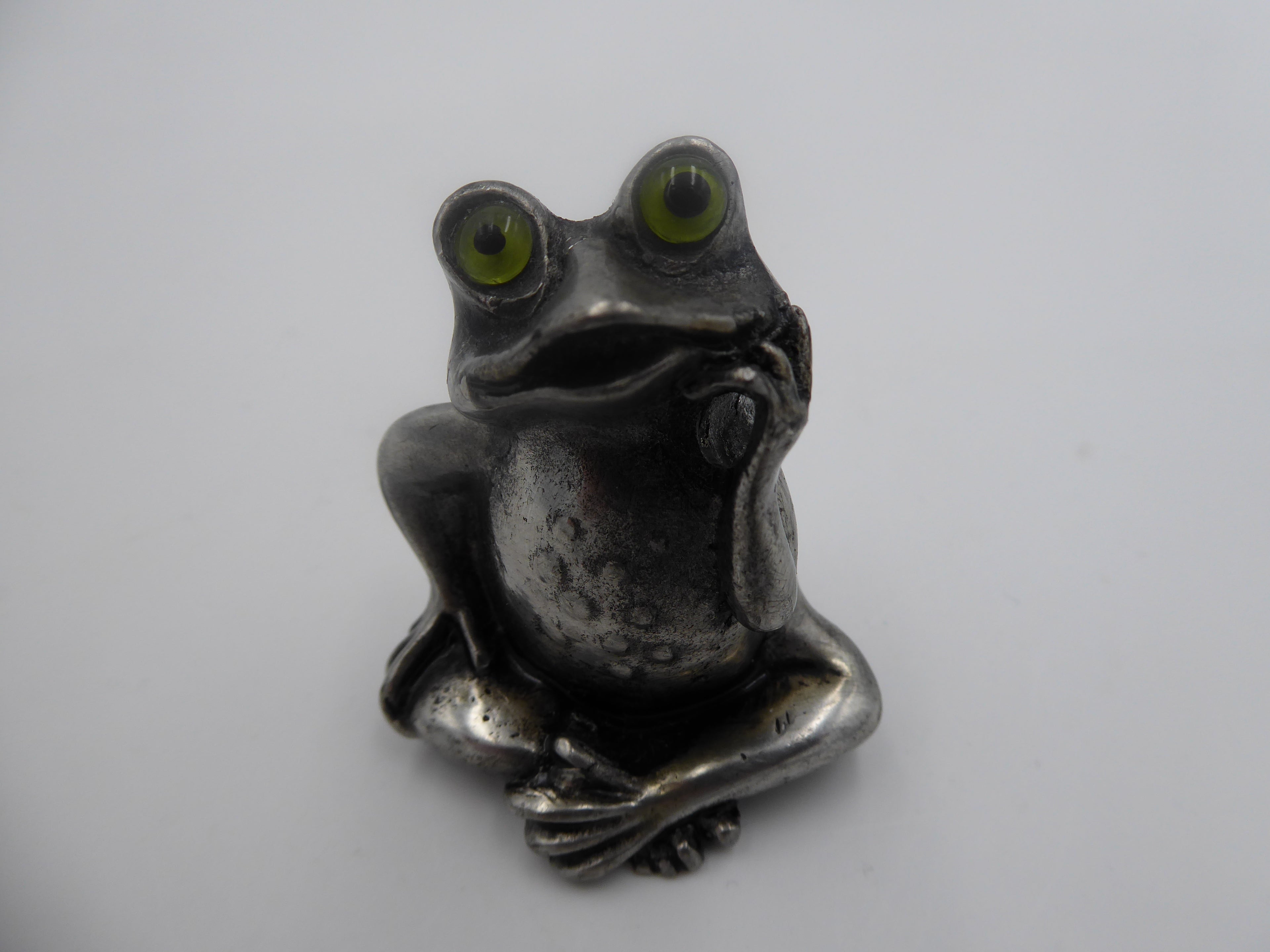 Grenouille en étain aux yeux incrustés