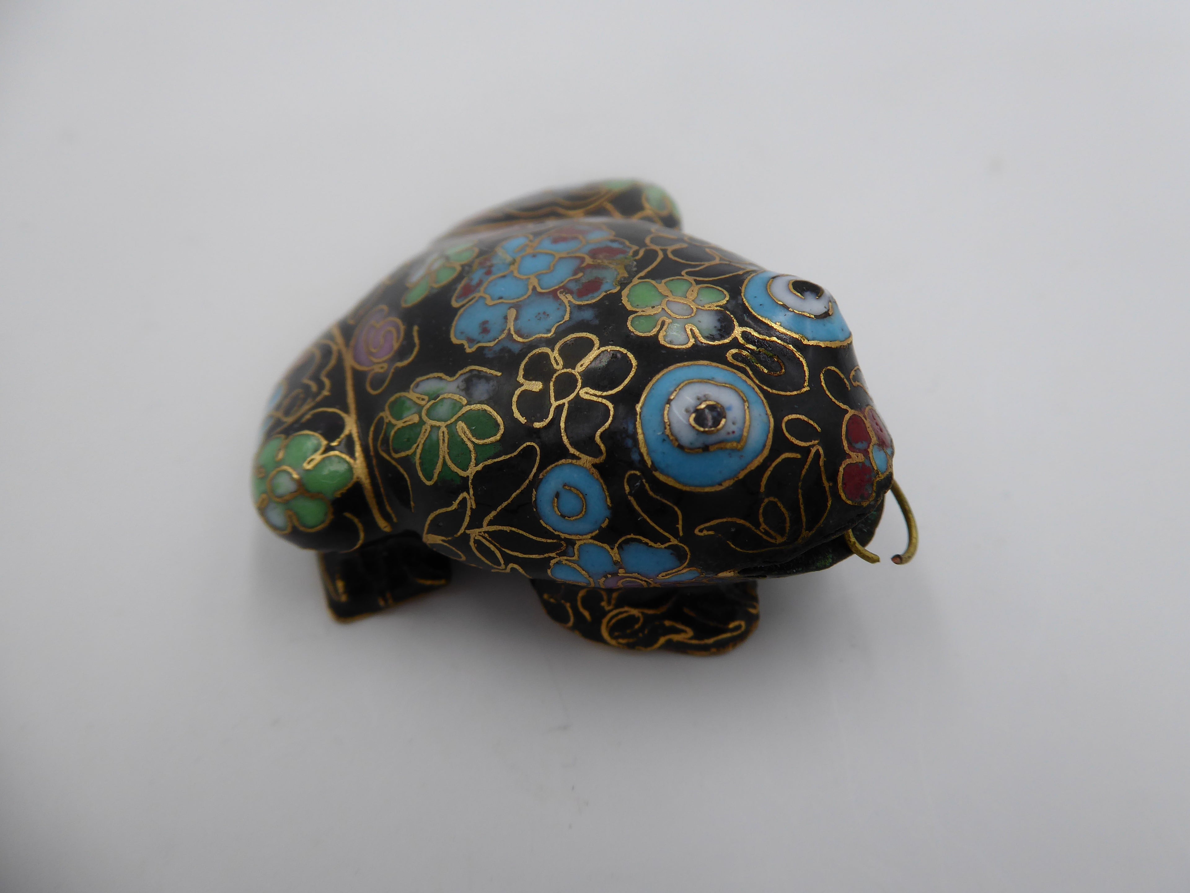 Grenouille en laiton émaillé noir doré