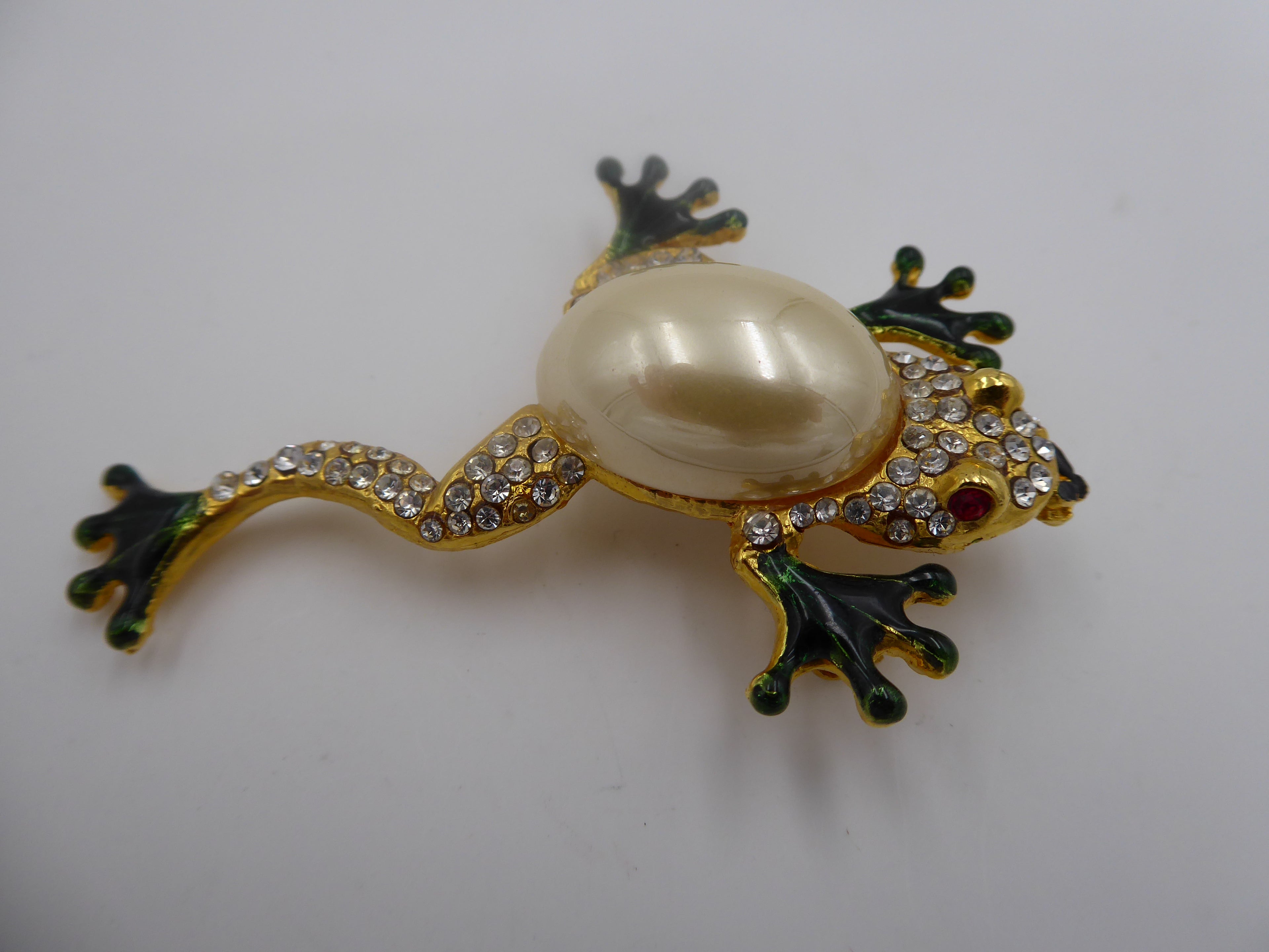 Grosse broche avec incrustations multiples