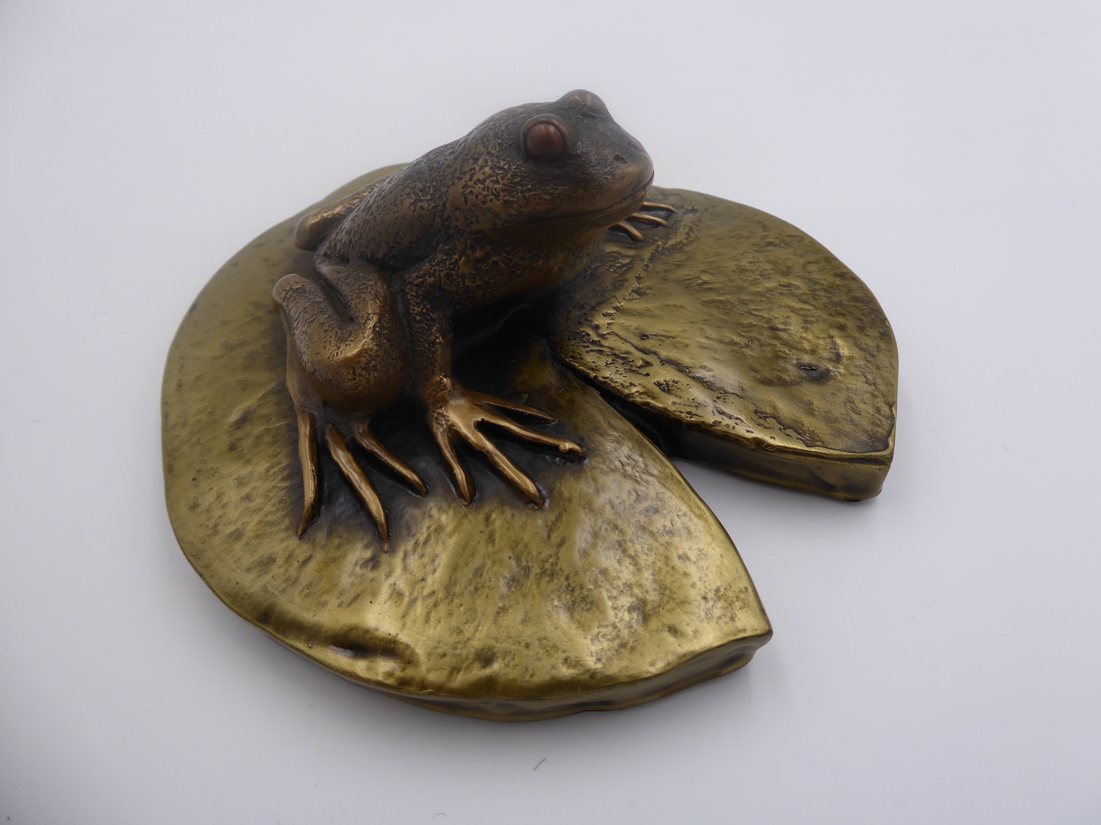grosse grenouille en laiton massif vernis sur nénuphar