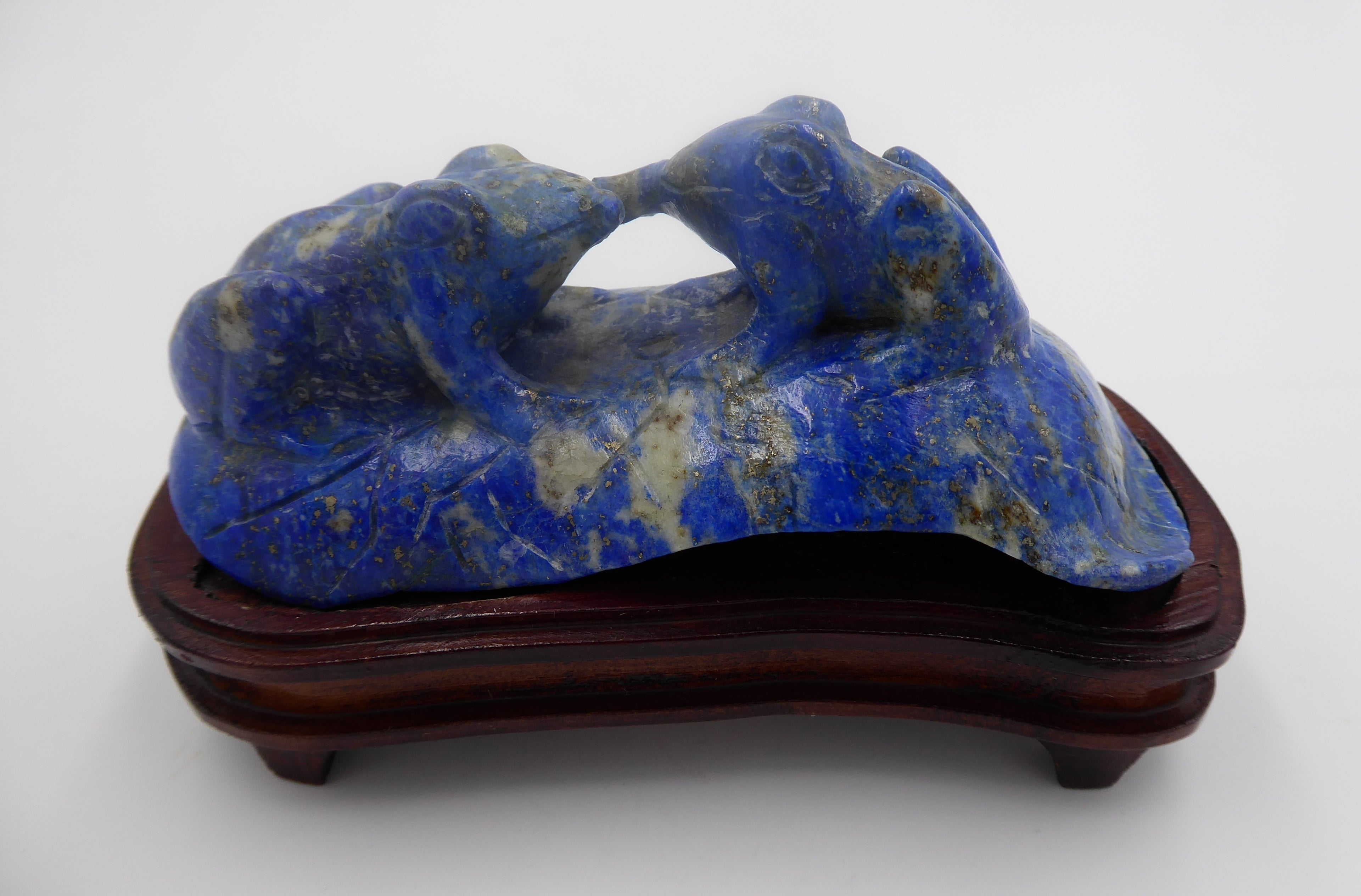 Couple de grenouilles s’embrassant en lapis lazuli - Présentation sur socle