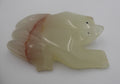 Grenouille sculptée dans de l'onyx dont la teinte est pratiquement translucide