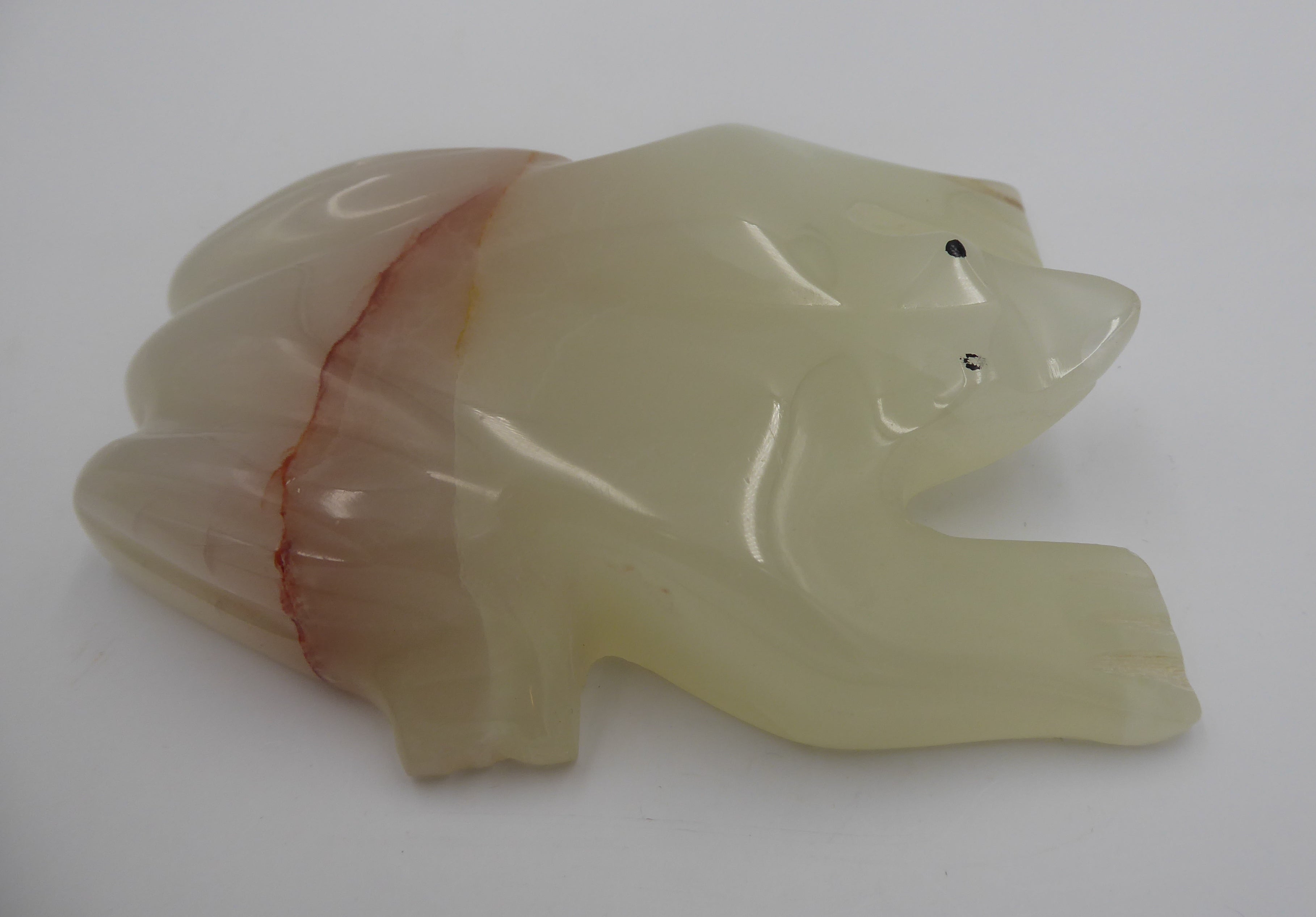 Grenouille sculptée dans de l'onyx dont la teinte est pratiquement translucide