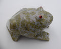 Grenouille sculptée en pierre verdâtre
