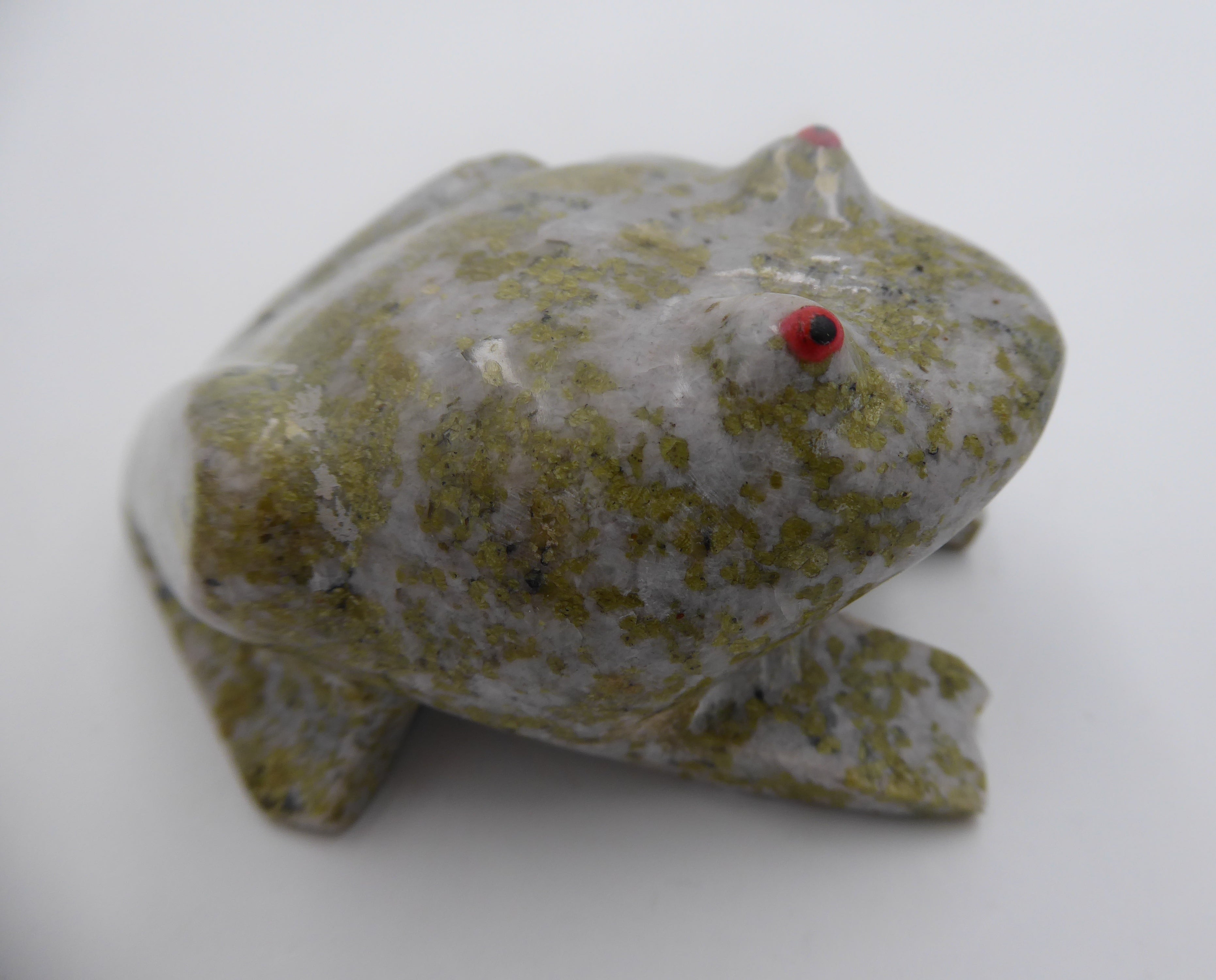 Grenouille sculptée en pierre verdâtre