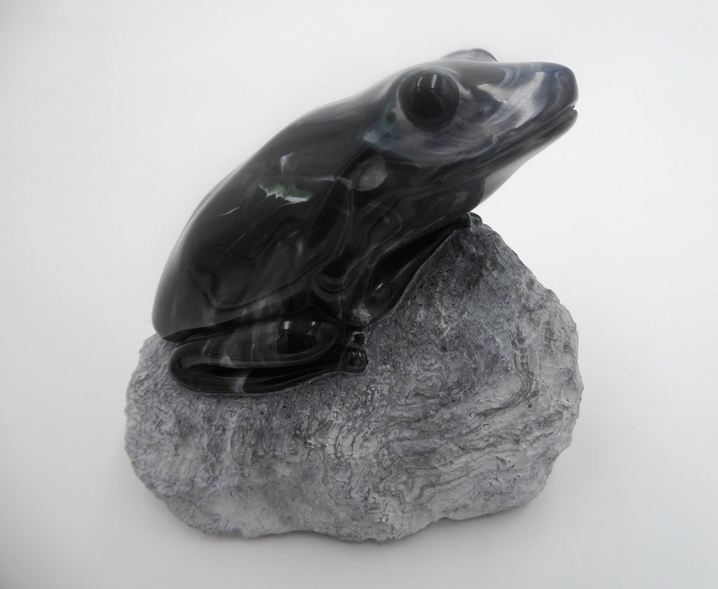 Très rare grenouille sculptée dans de l'onyx noir veinée blanche - Monté sur rocher - Acquise en AUSTRALIE