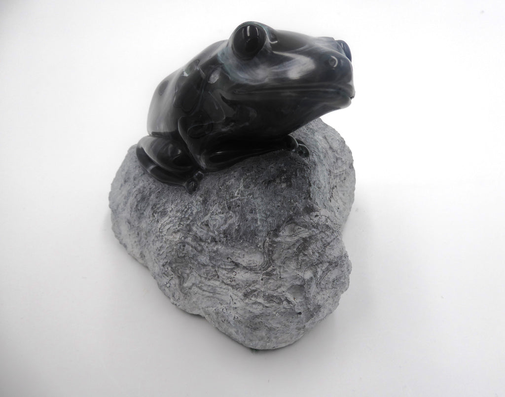 Très rare grenouille sculptée dans de l'onyx noir veinée blanche - Monté sur rocher - Acquise en AUSTRALIE