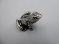 Petite grenouille assise en étain brillant