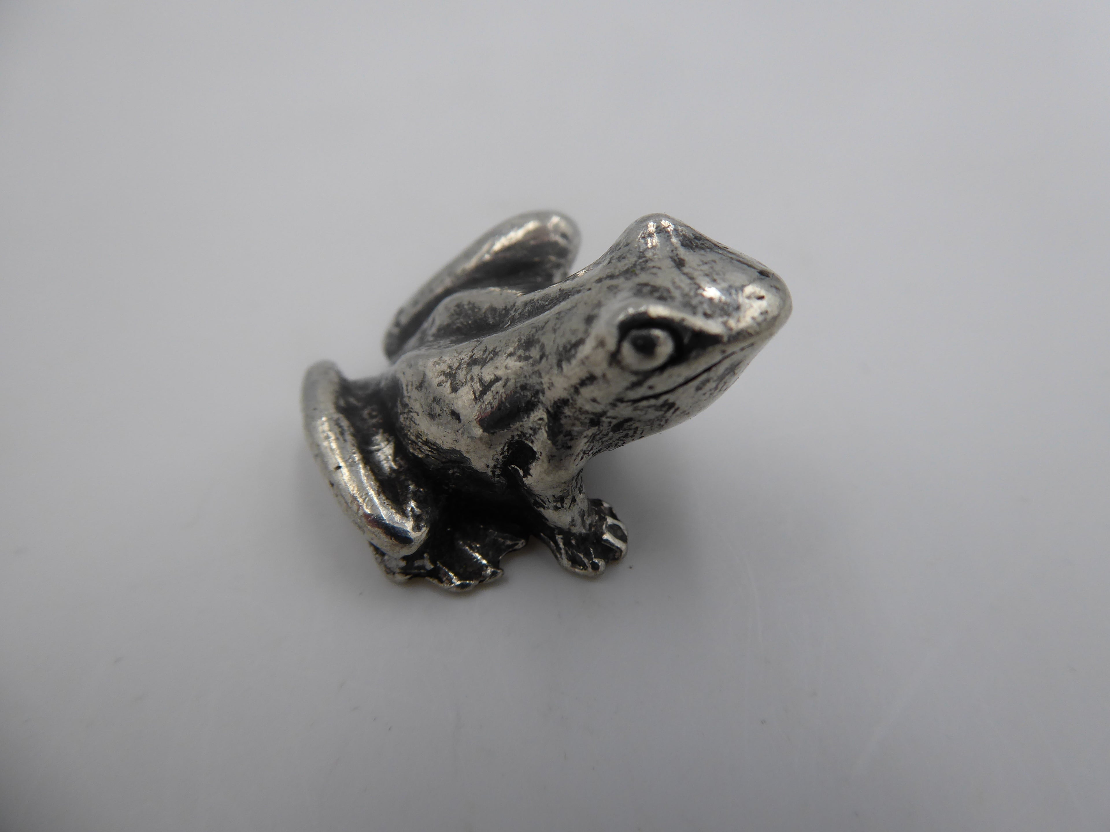 Petite grenouille assise en étain brillant