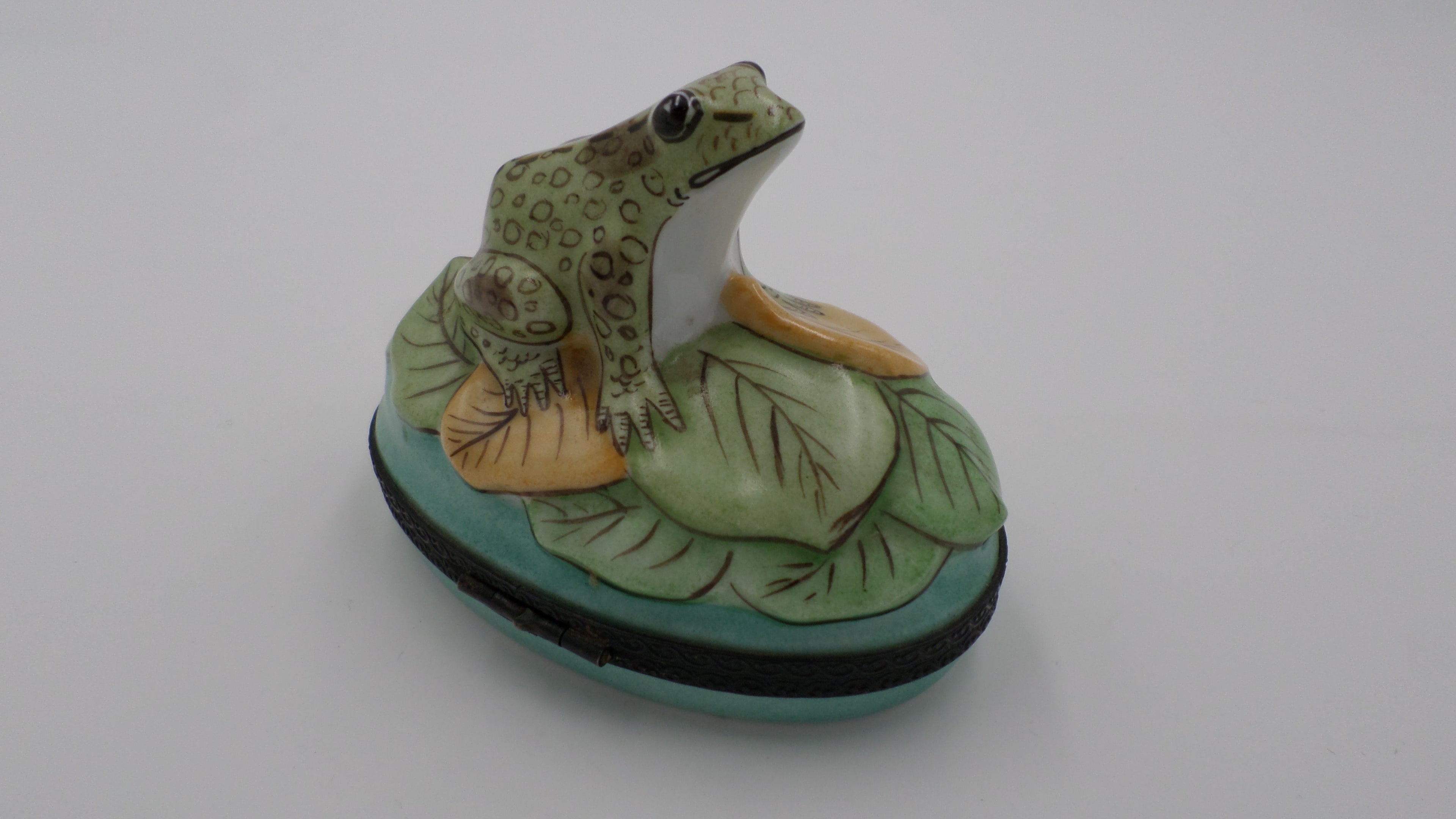 Petite boite grenouille signé LIMOGES