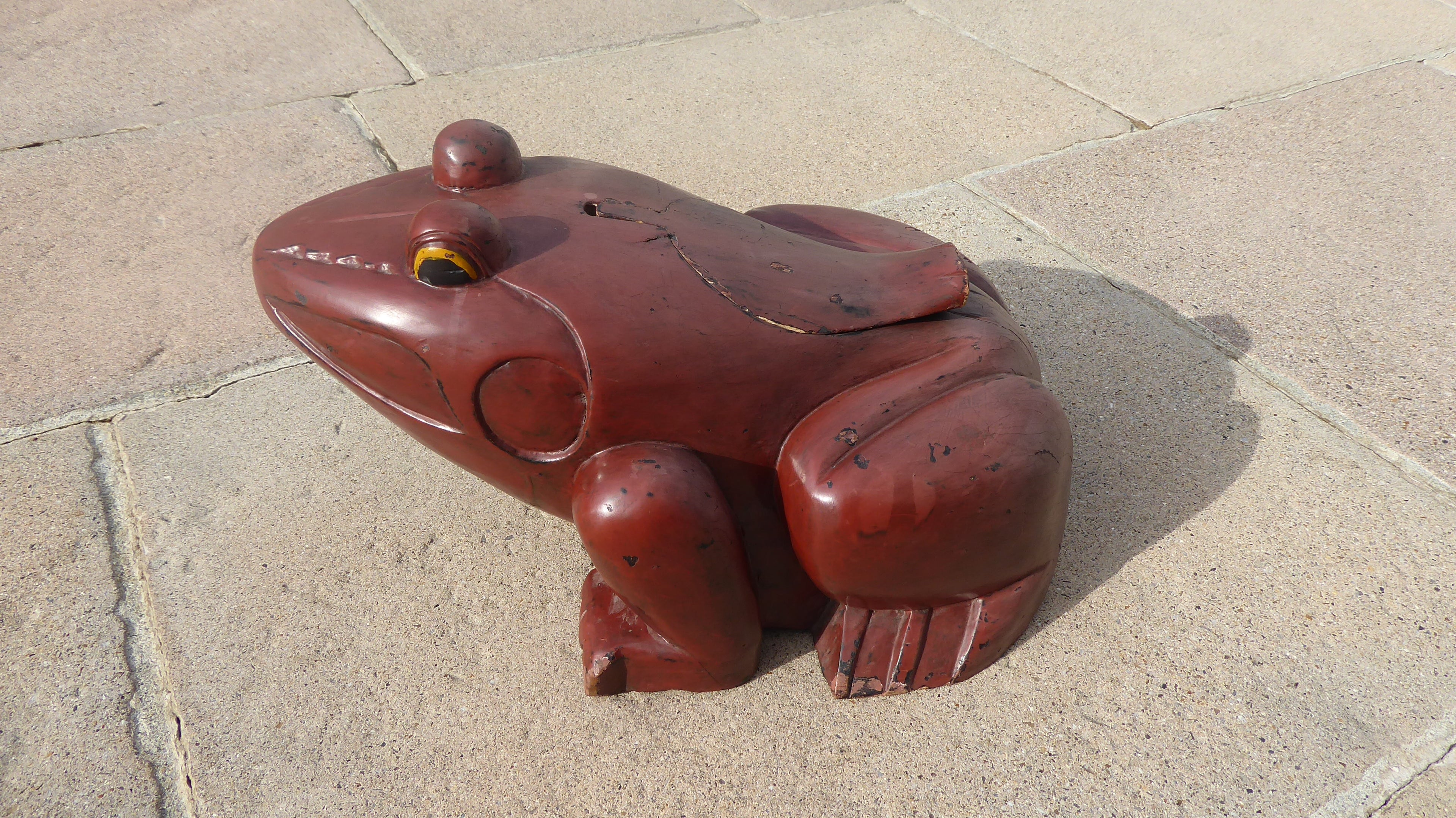 Énorme statue grenouille chinoise