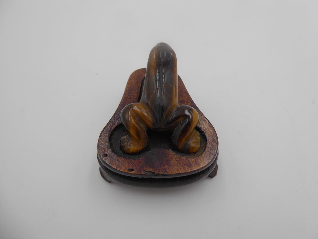 Petite grenouille en œil de tigre sur socle en bois vernis