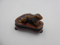 Petite grenouille en œil de tigre sur socle en bois vernis