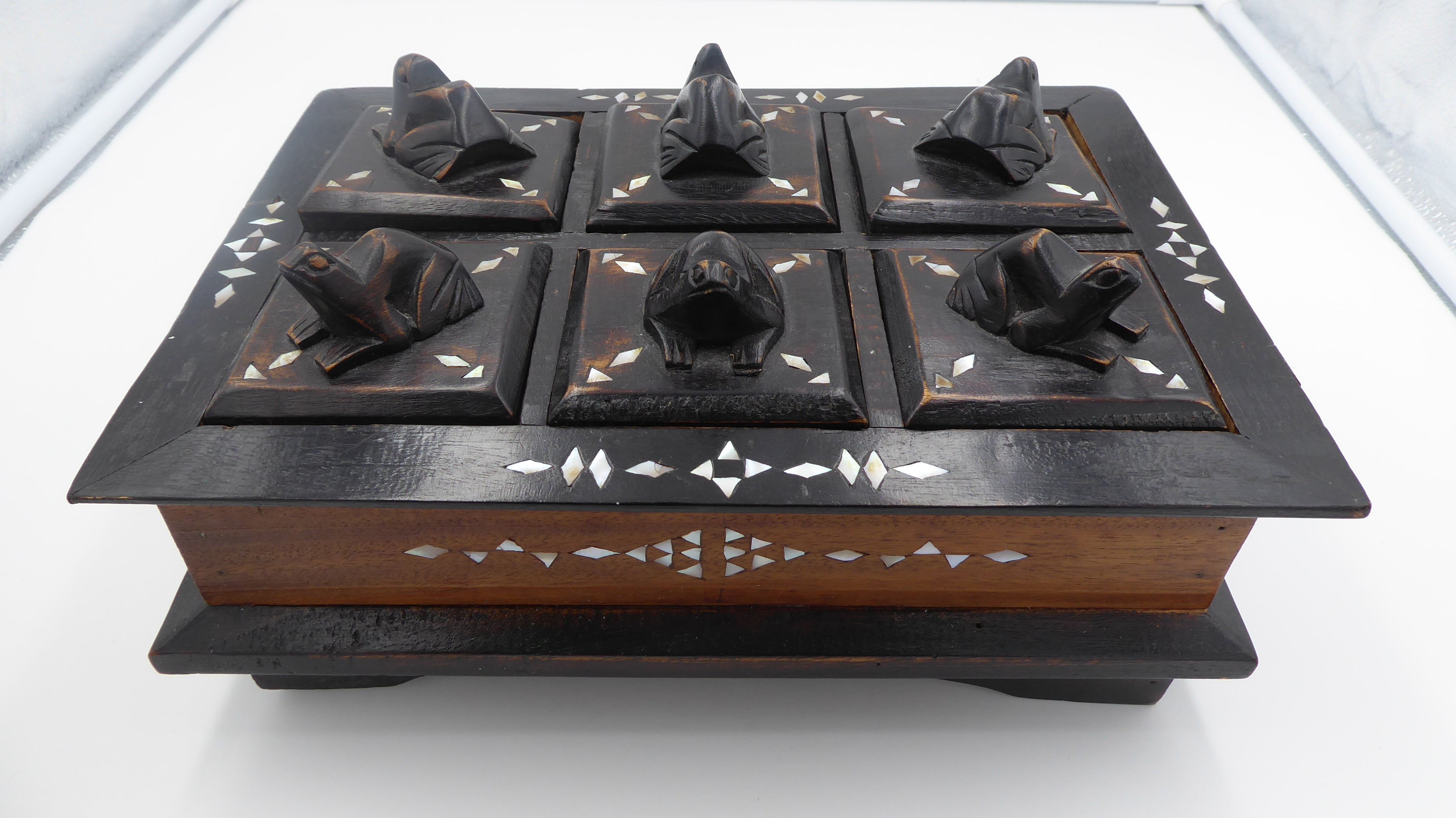 Vieille boite à épice d'origine asiatique
