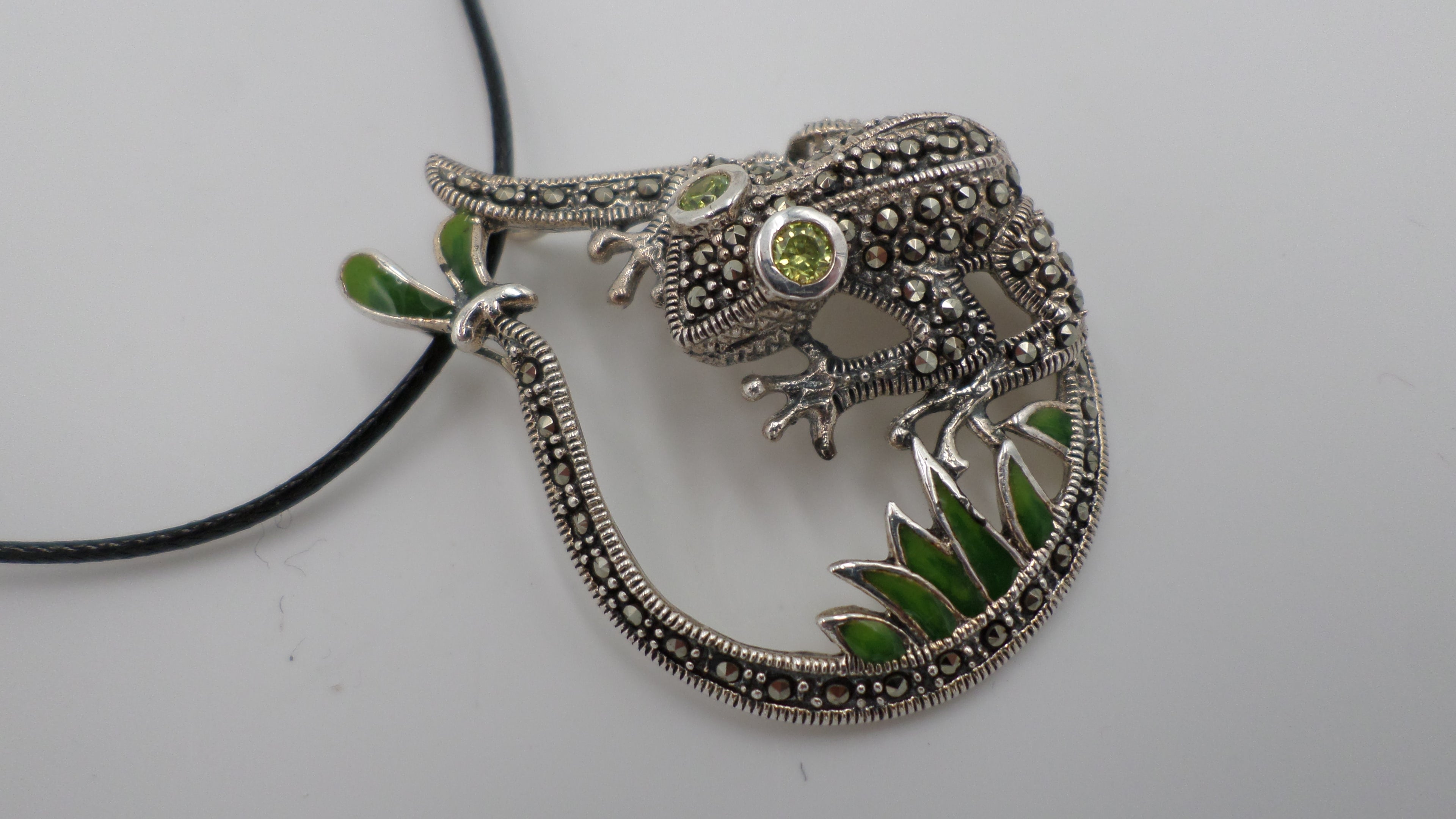 Beau pendentif grenouille en argent 925 - Email et marcassites