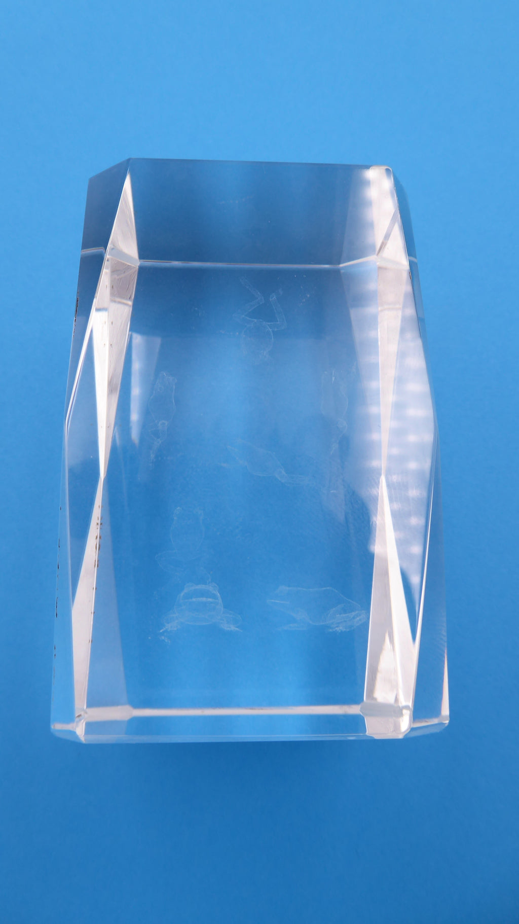 Bloc de verre comportant un hologramme sept petites grenouille
