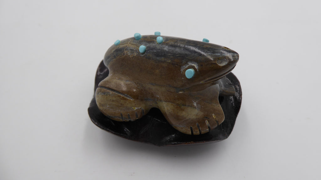 Petite grenouille en pierre sur socle avec insertion turquoise