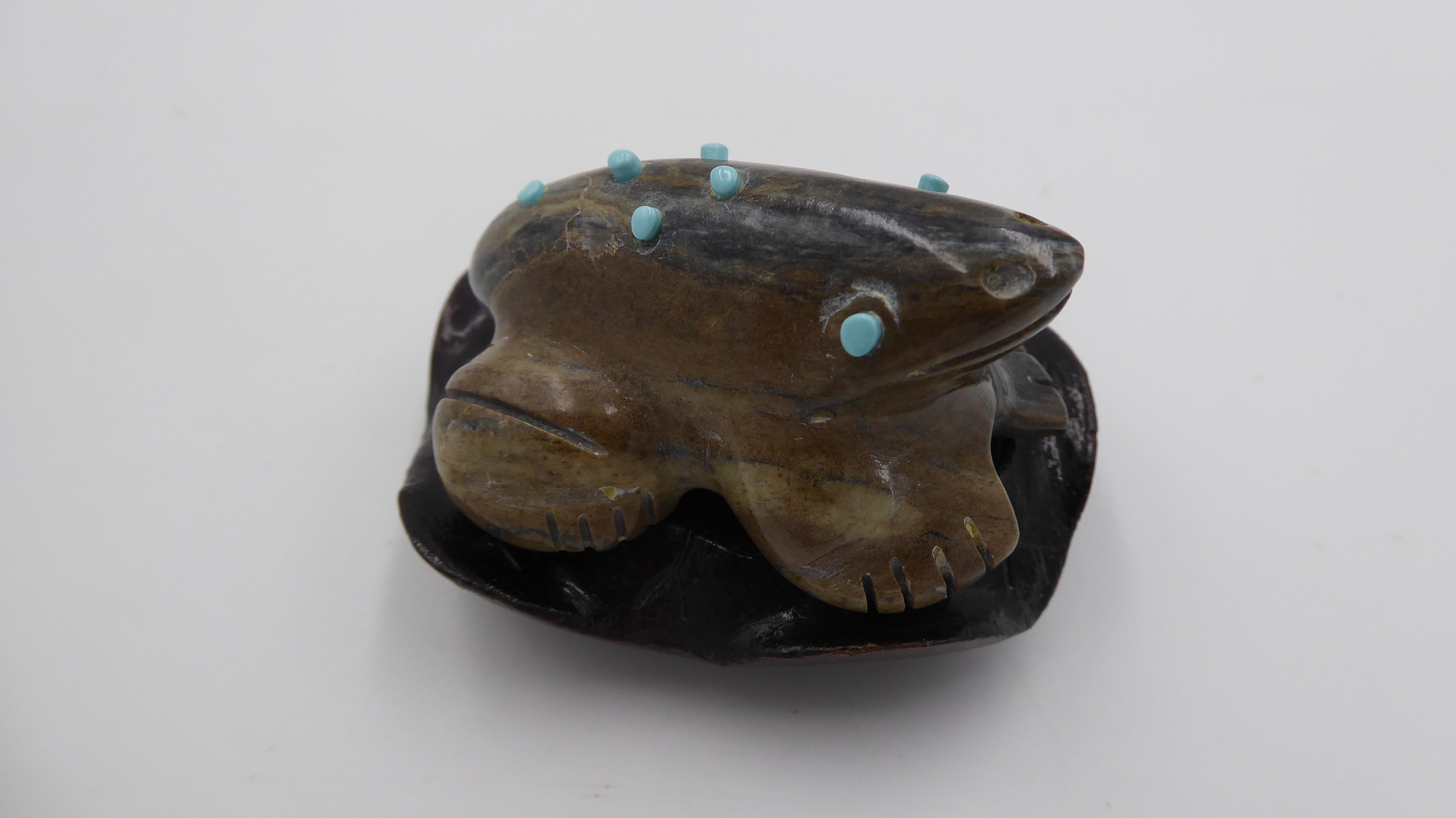 Petite grenouille en pierre sur socle avec insertion turquoise