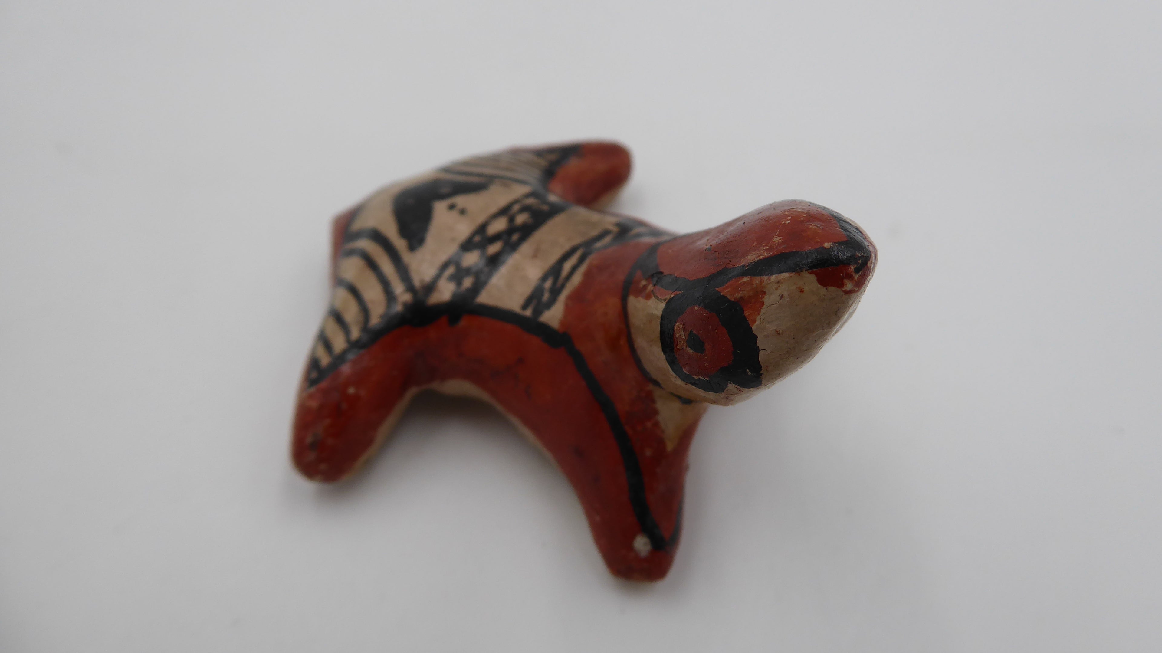 Petite grenouille céramique d'Amérique du sud décorée à la main