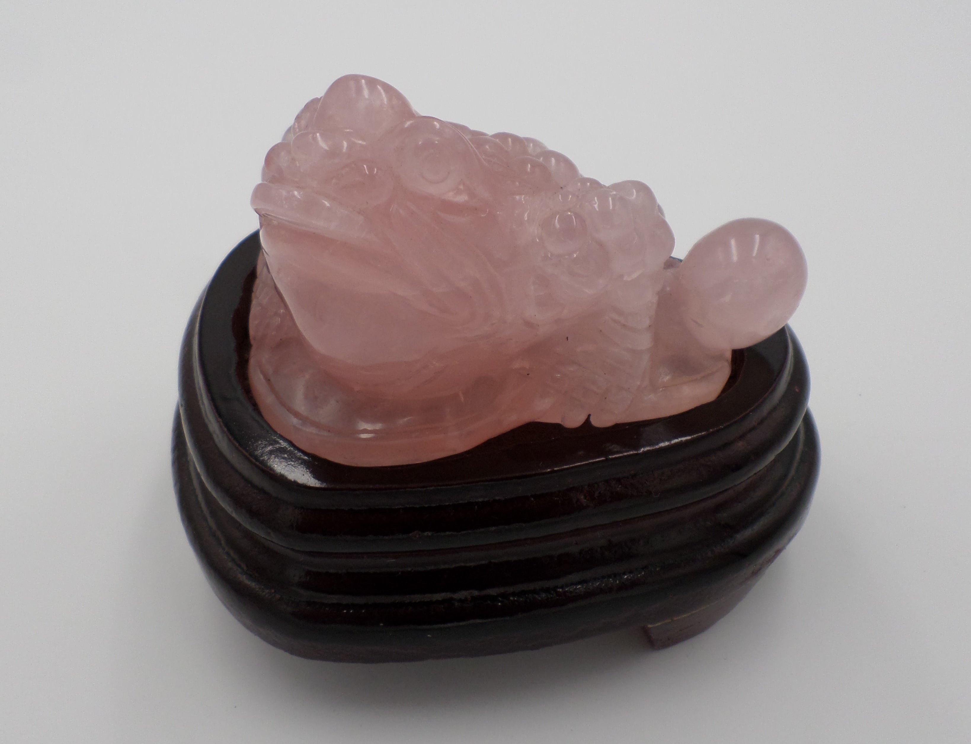 Grosse grenouille en quartz rose posée sur son socle - Époque CHINE 20ème siècle