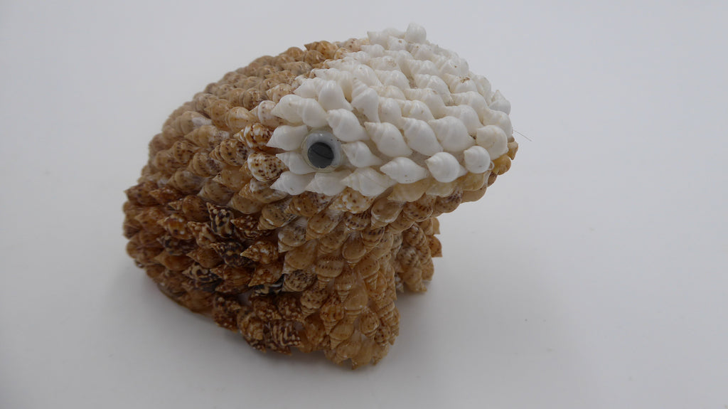 Grenouille en composite recouvert de petites coquillages