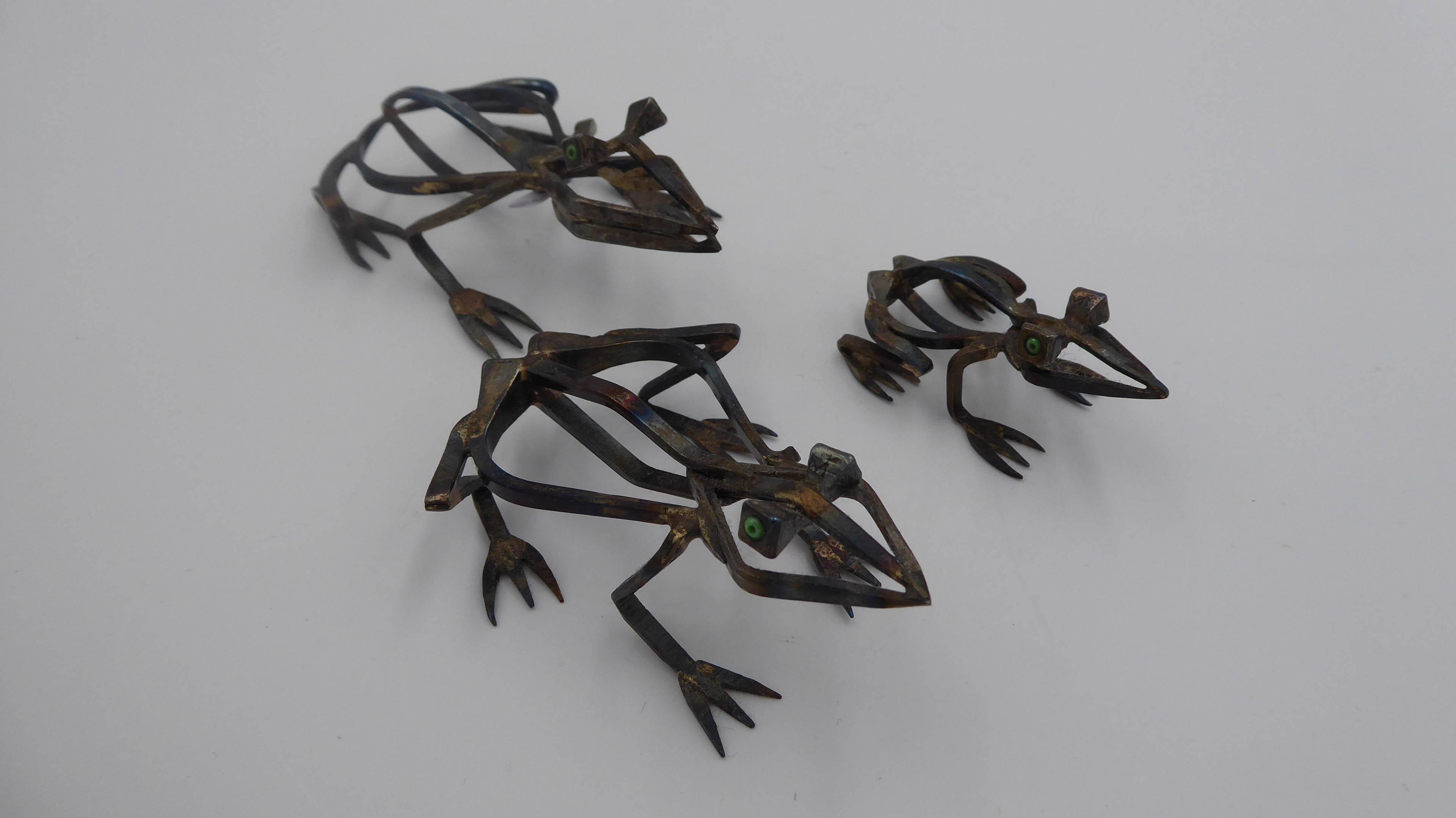 Famille de grenouilles en fils d'acier brasés