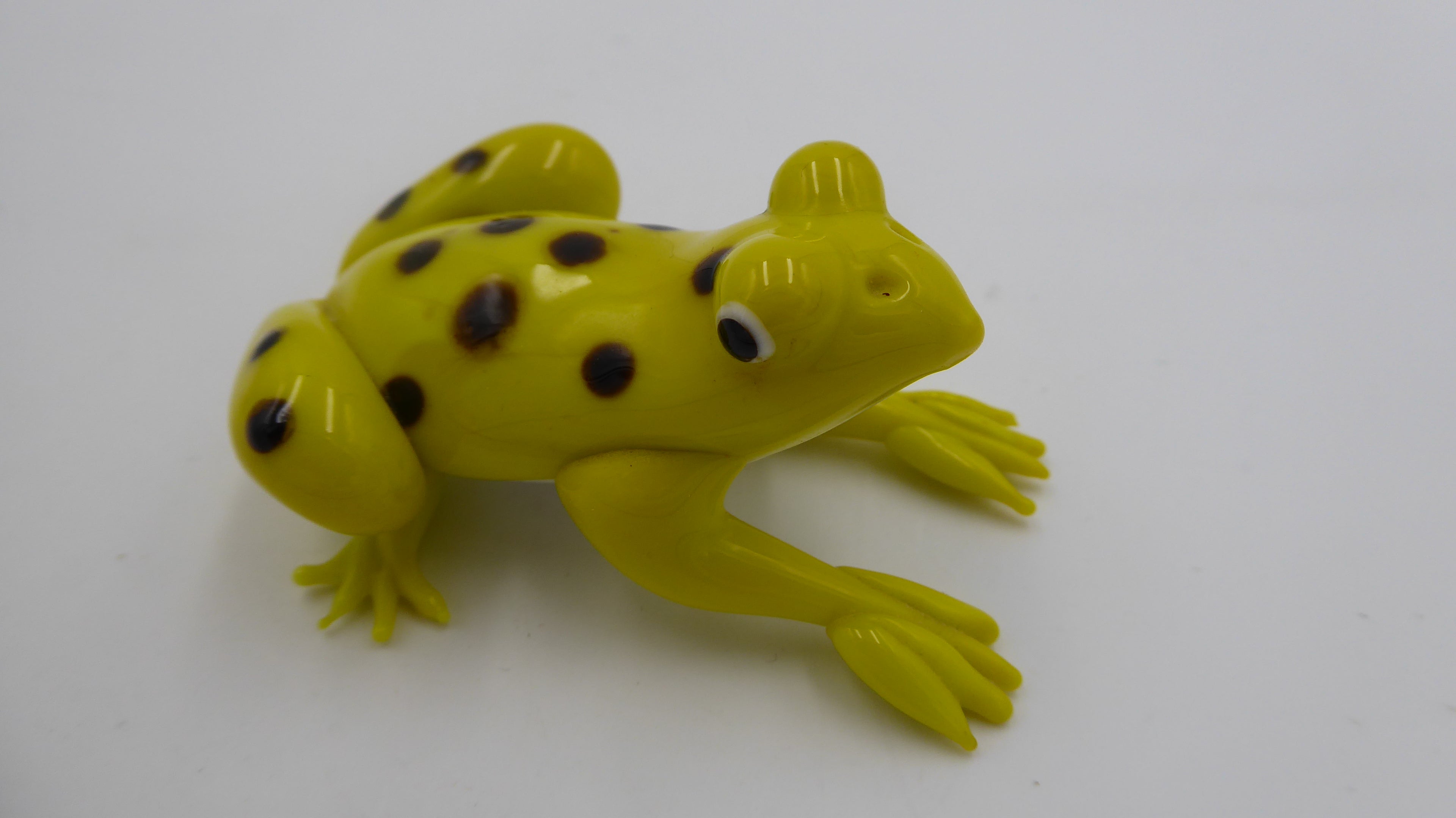 Grenouille en verre soufflé jaune à points noir