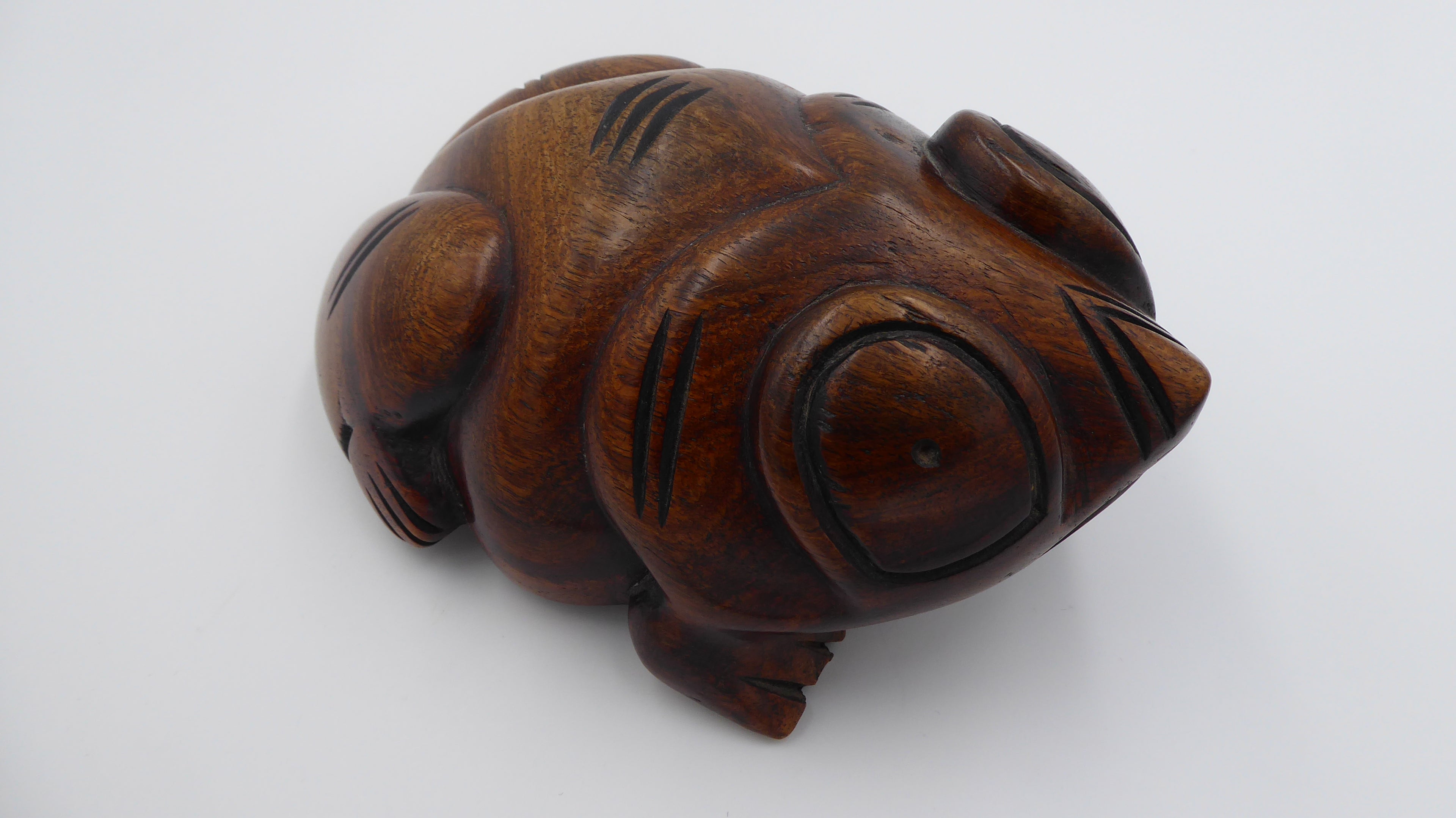 Énorme grenouille en bois sculpté
