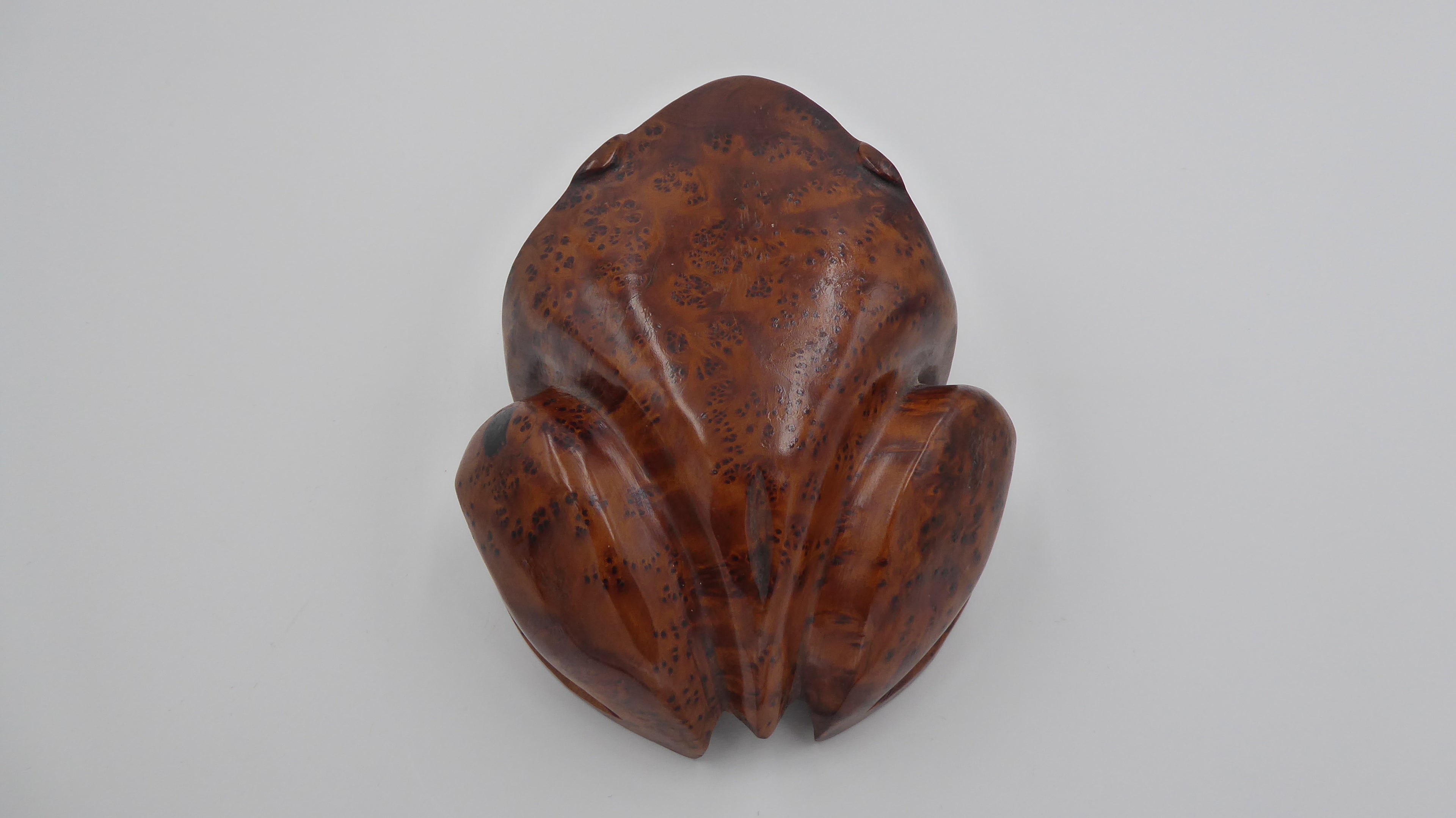 Grosse grenouille e, bois de rose sculptée