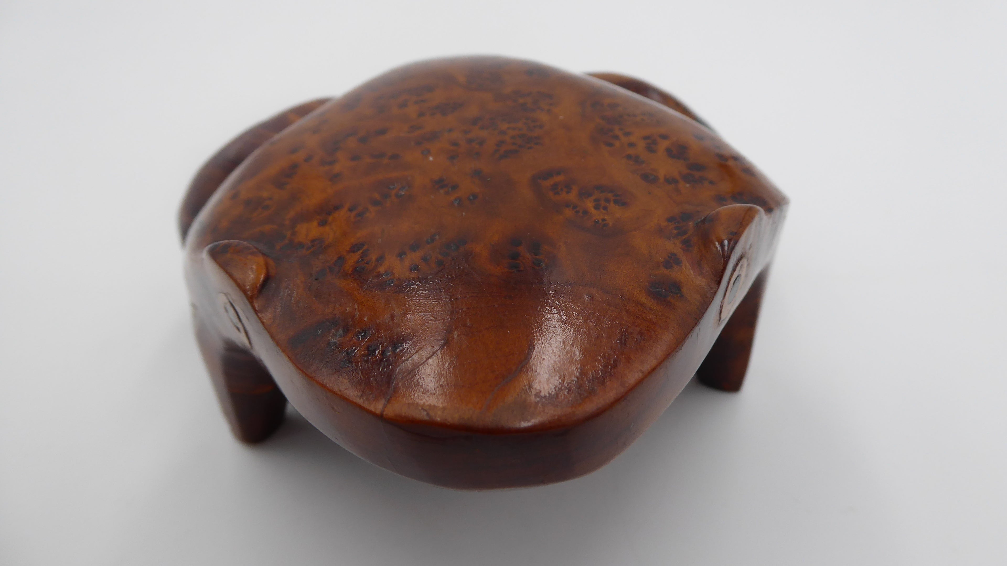 Grosse grenouille e, bois de rose sculptée