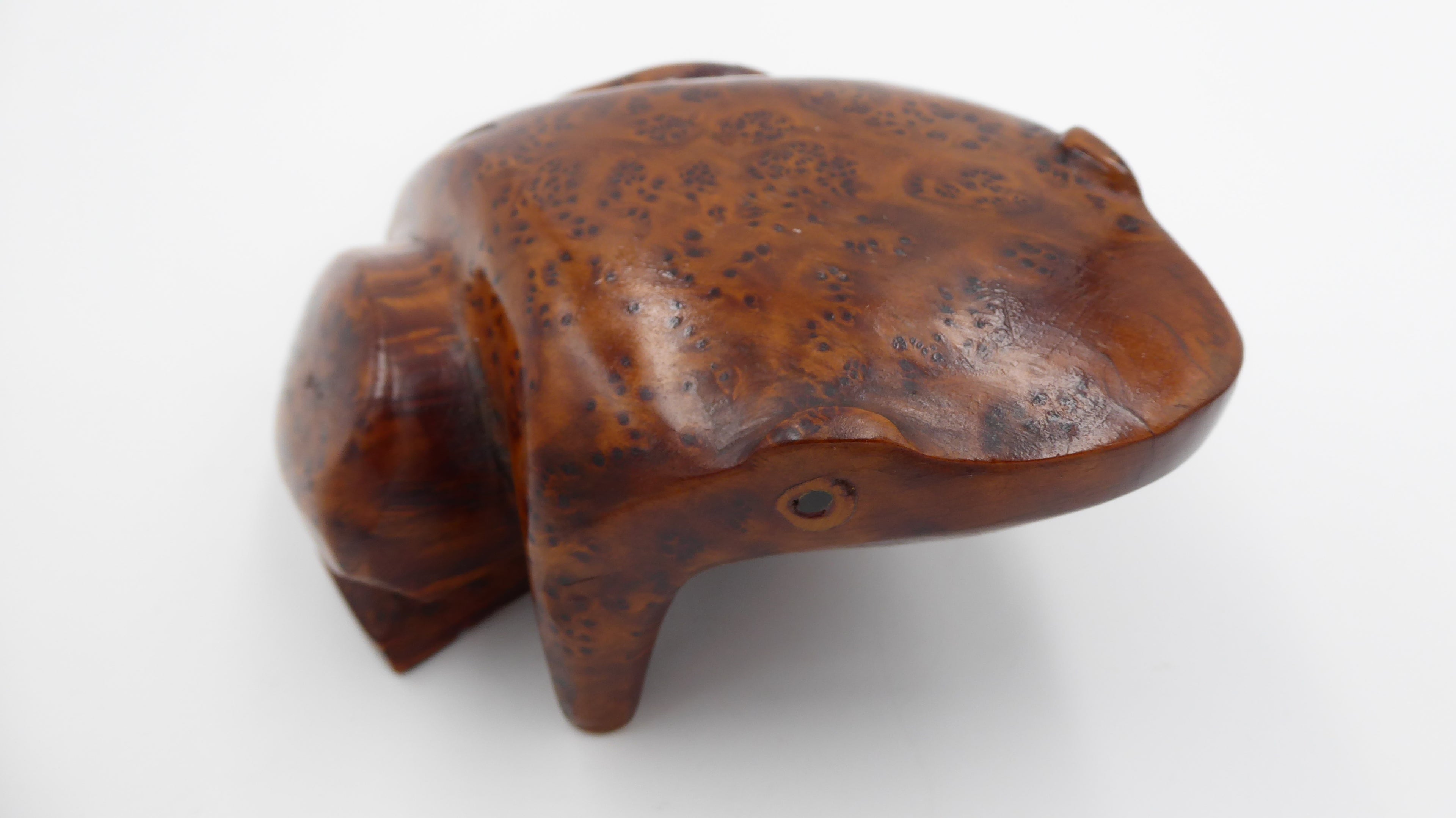 Grosse grenouille e, bois de rose sculptée