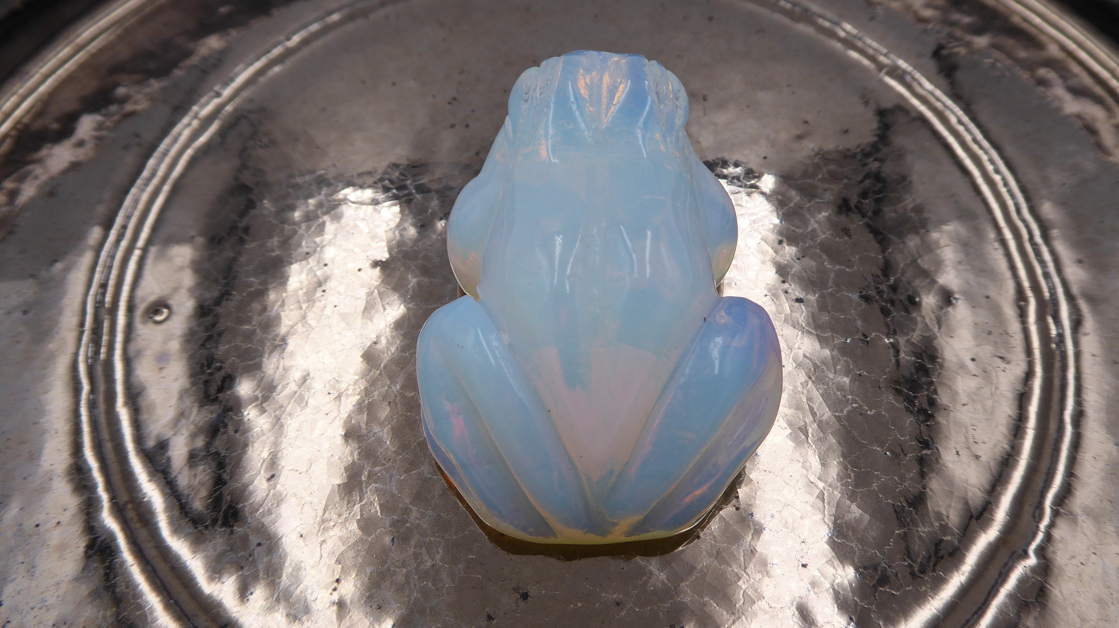 Petite grenouille en pierre de lune