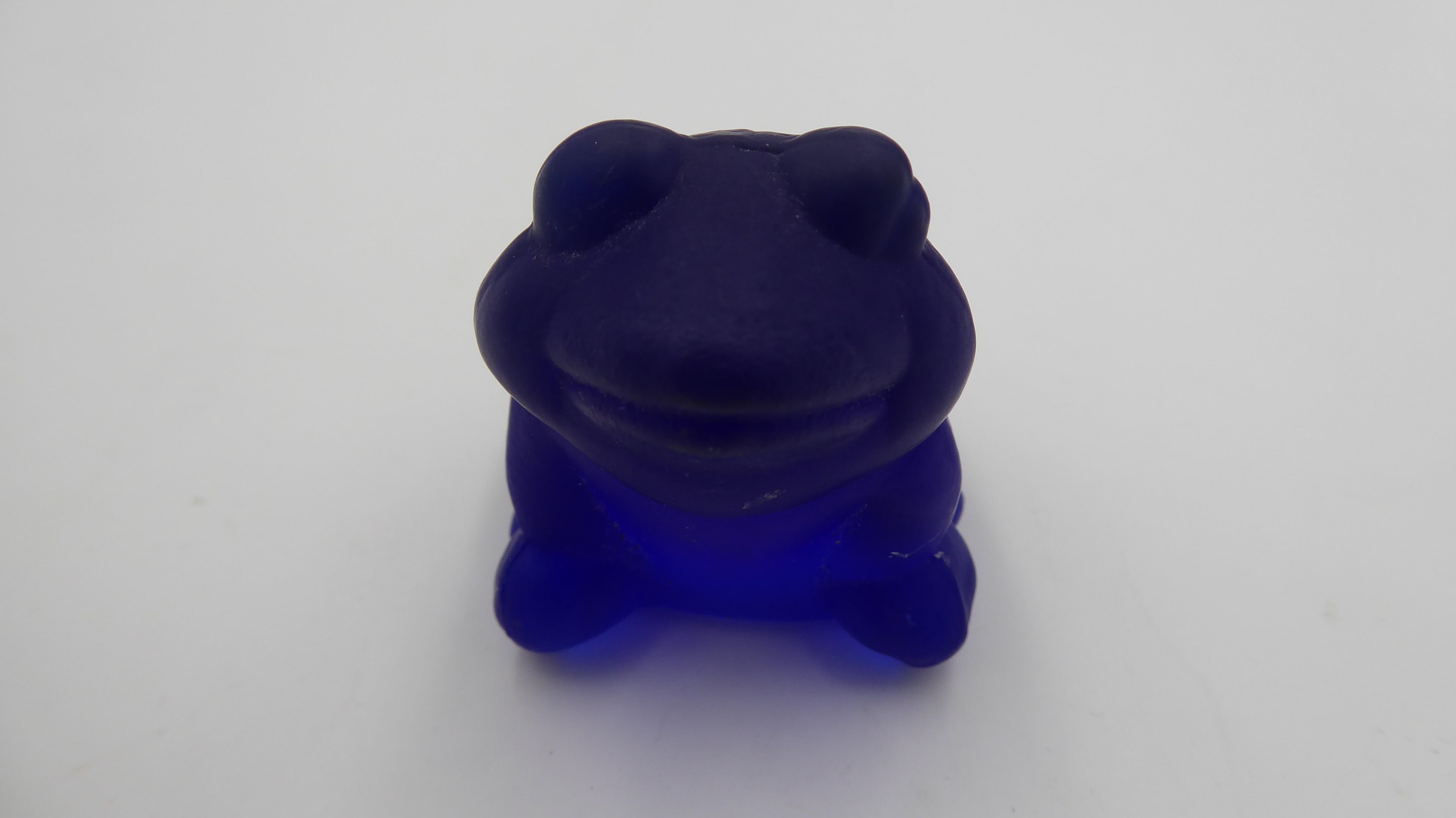 Grenouille pâte de verre bleu marine