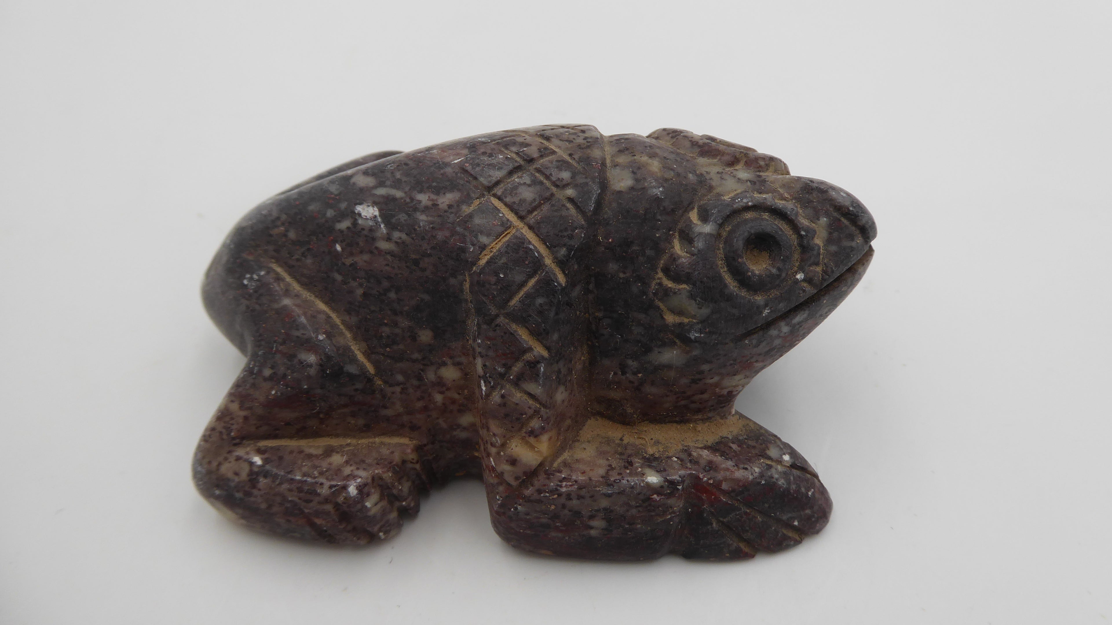 Grenouille en pierre sculptée EL HARE