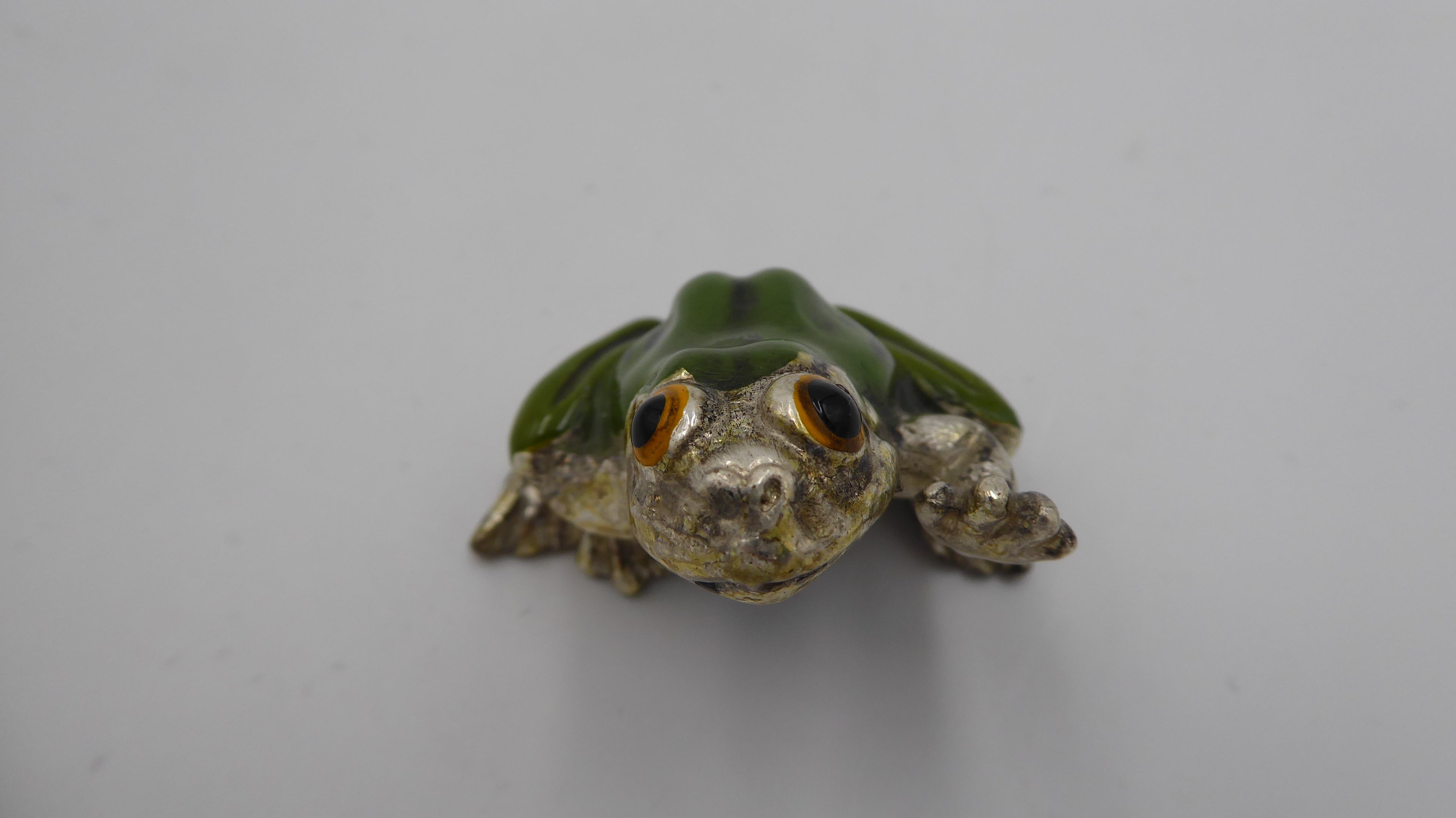 Petite grenouille en métal argenté décor fait main