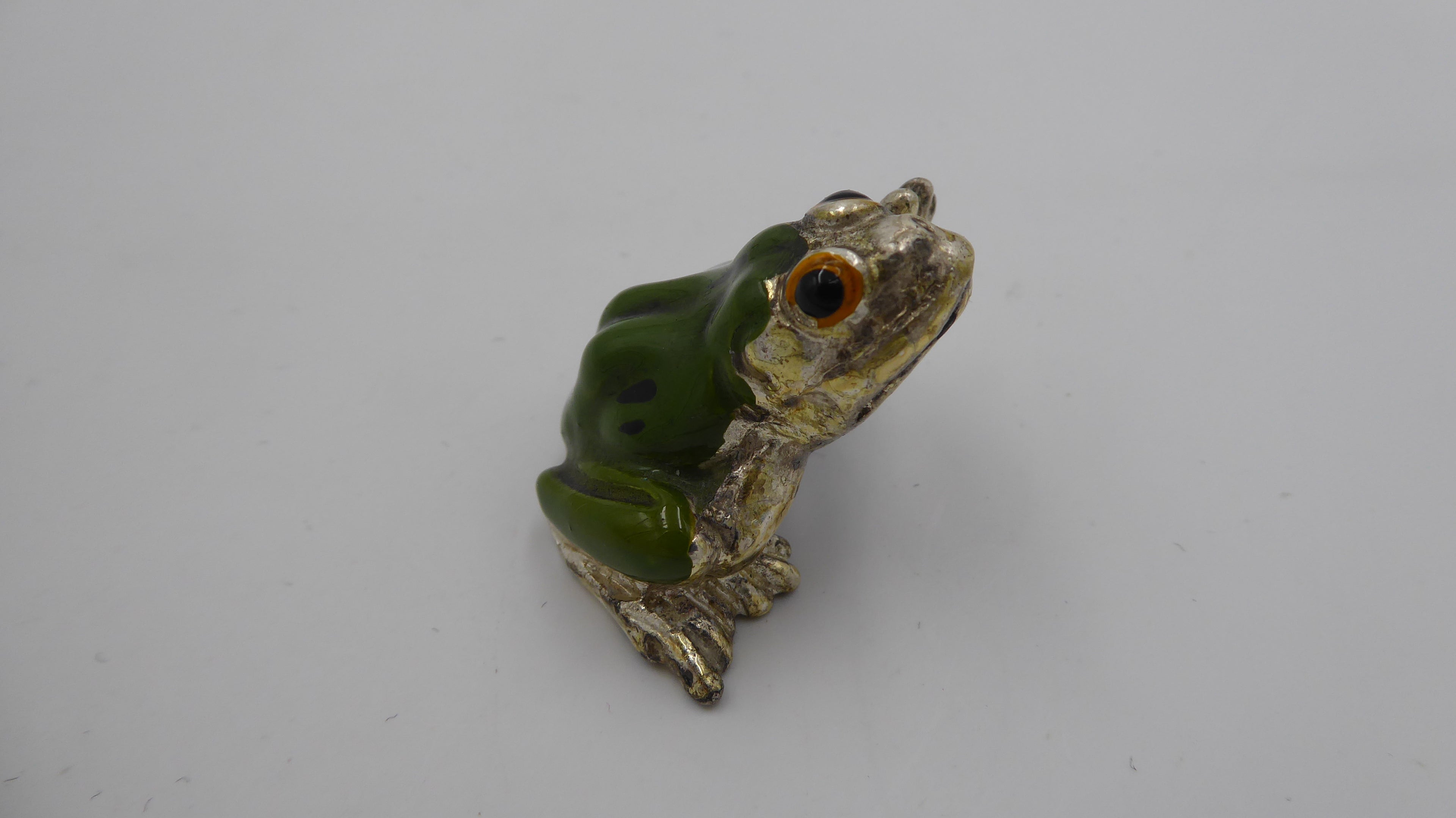 Petite grenouille en métal argenté décor fait main