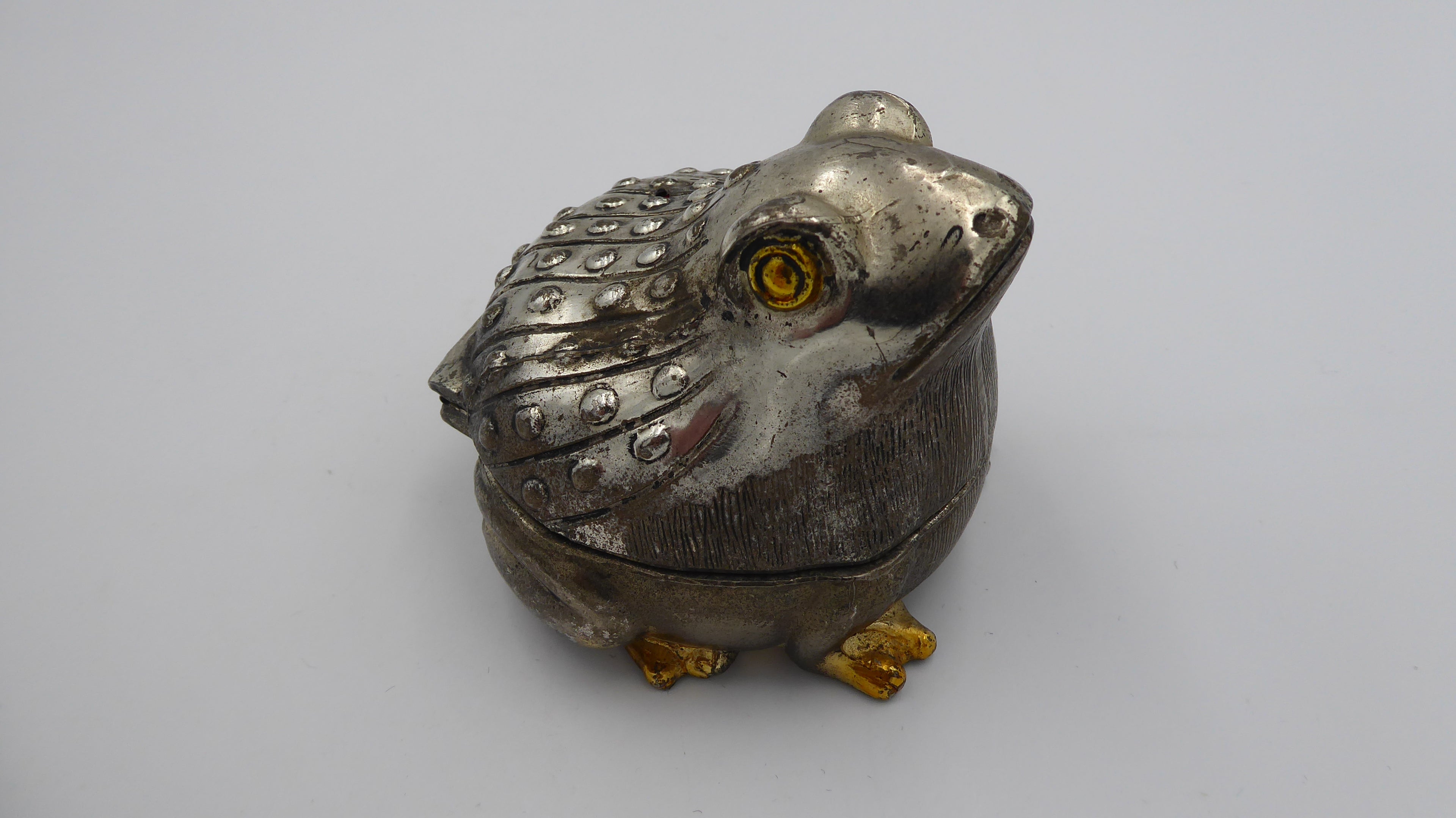 Ancienne boite à bijoux en laiton argenté