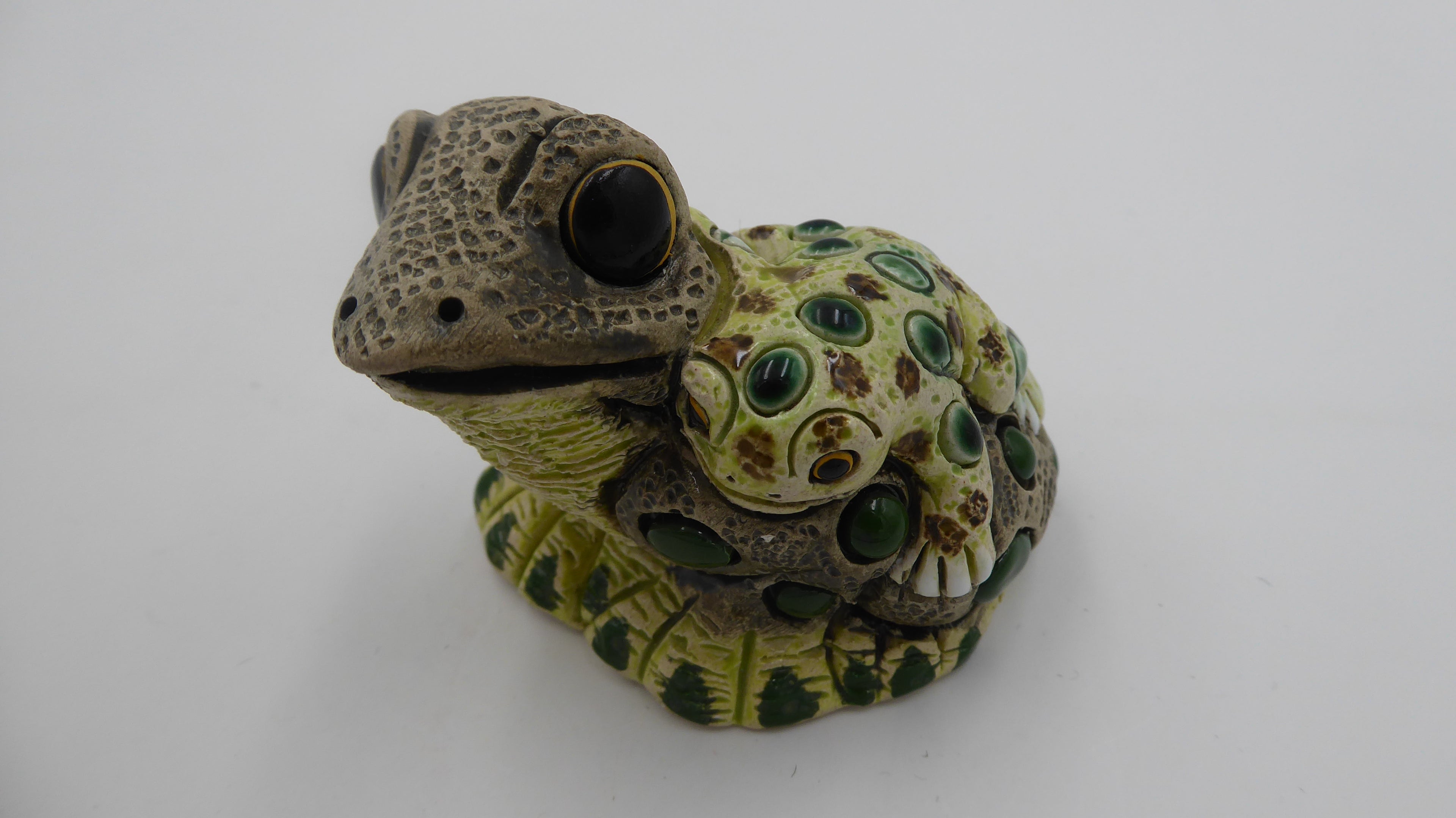 Petite grenouille en composite incrustée fabriquée en URUGUAY